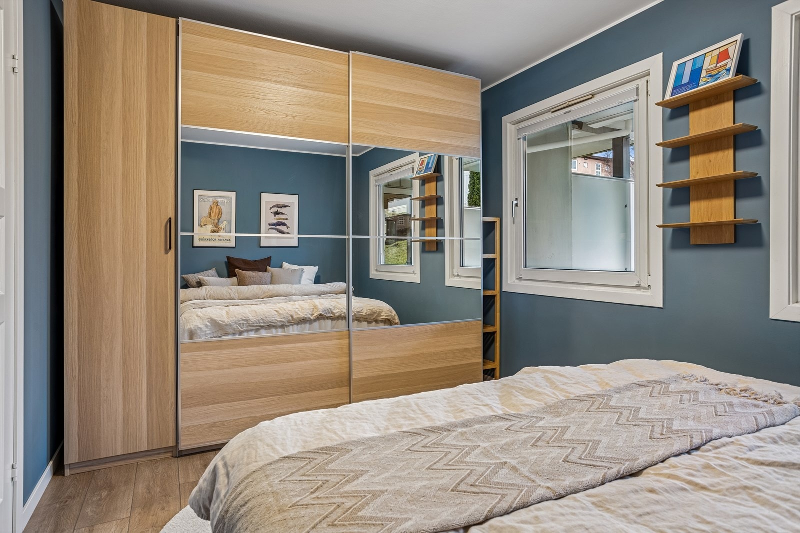 En stor skyvedørsgarderobe gir utmerkede oppbevaringsmuligheter på hovedsoverommet. Galleribilde