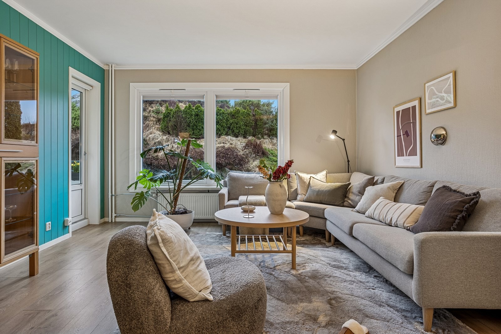 Nye stuevinduer fra 2024 slipper inn rikelig med lys og bidrar til god isolasjon. Galleribilde