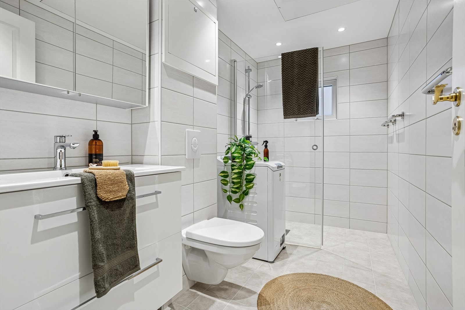 Badet ble modernisert i 2019 i regi av borettslaget, med keramiske fliser og vegghengt toalett. Galleribilde