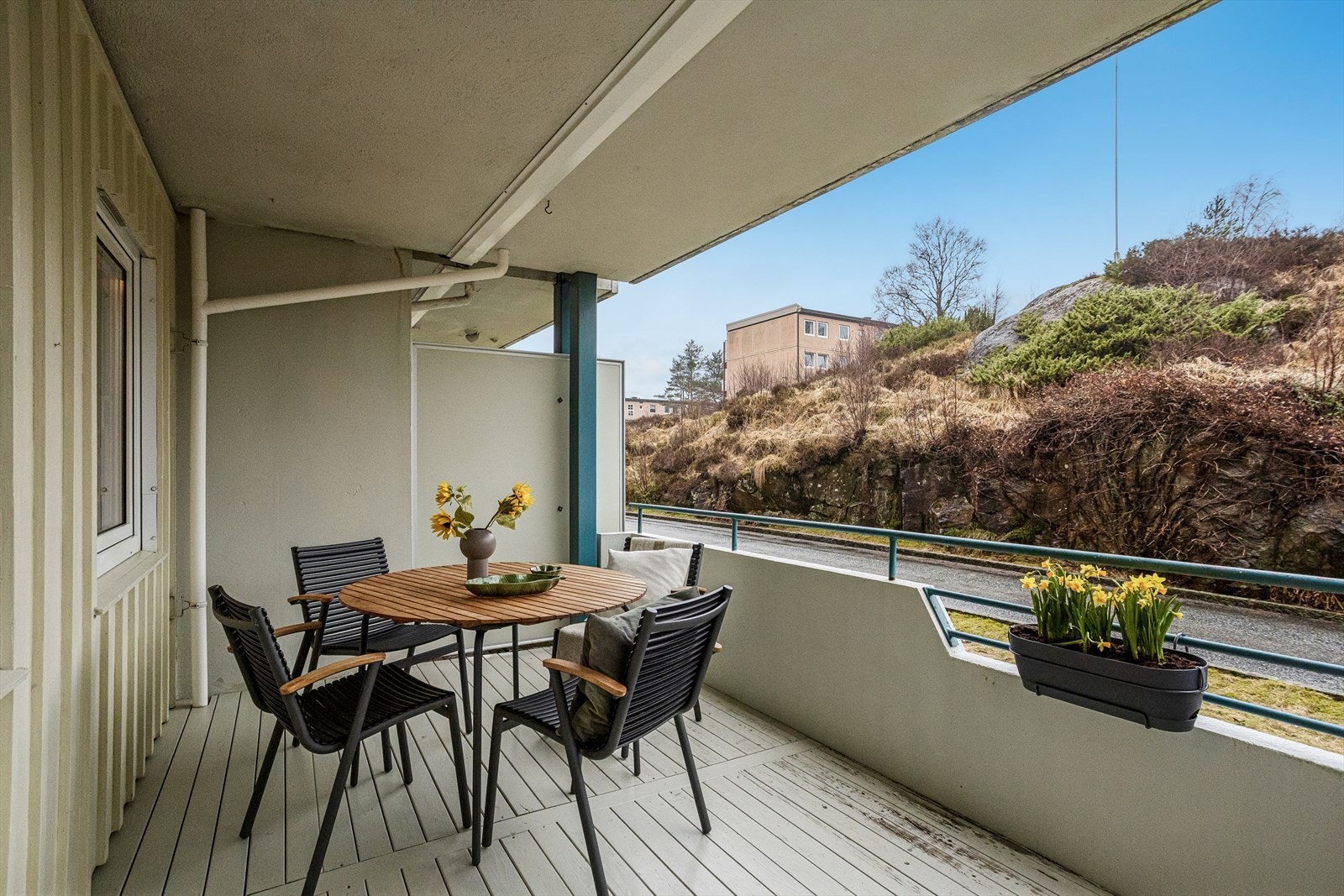 Fra stuen er det utgang til en overbygget altan på nesten 10 m². Galleribilde