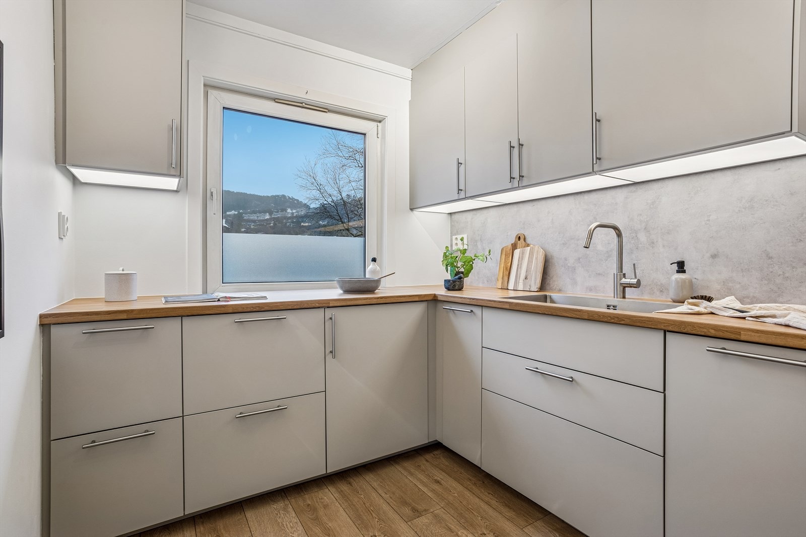 Godt med skapplass i både under- og overskap gir rikelig med lagringsmuligheter. Galleribilde