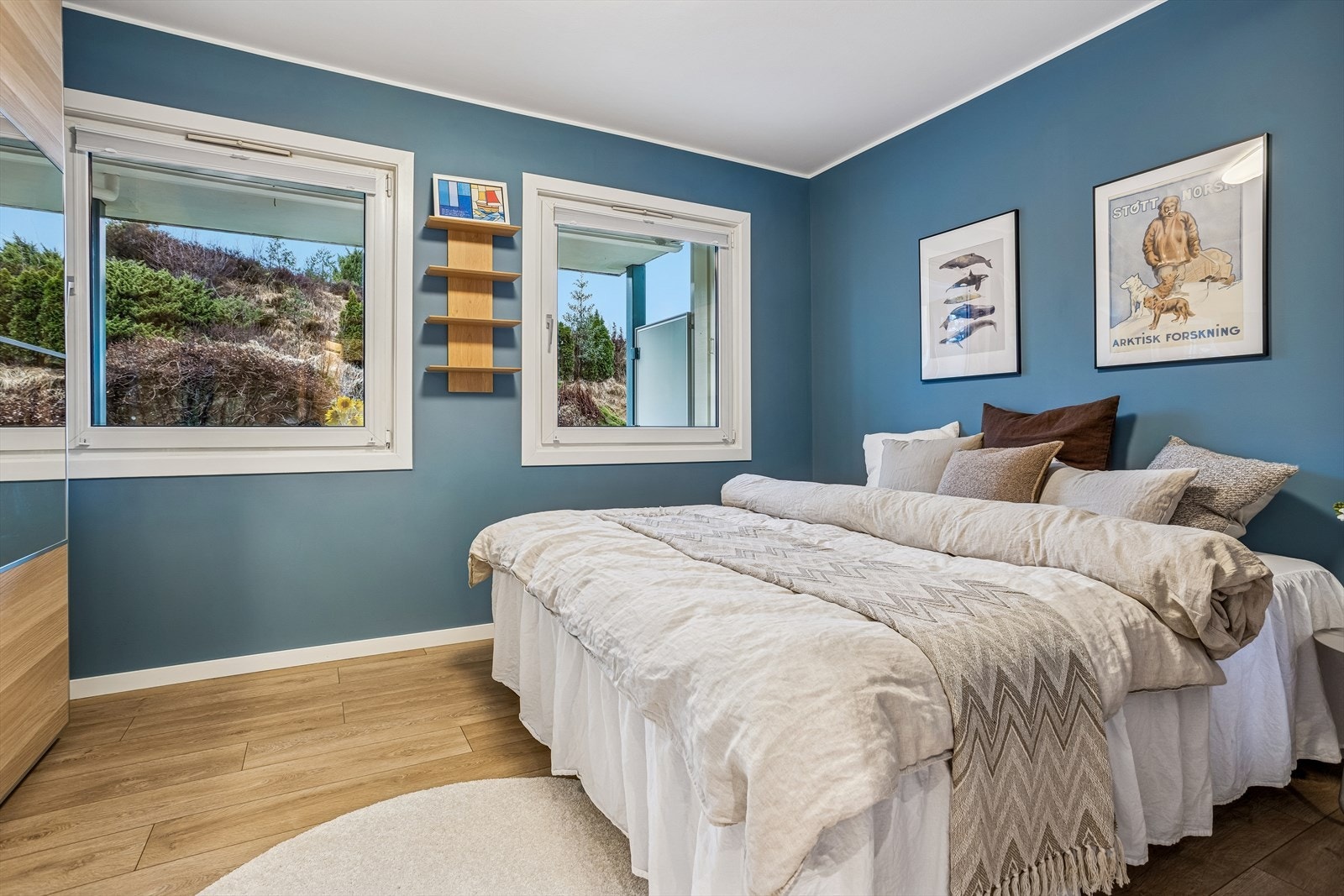 Hovedsoverommet er romslig med god plass til dobbeltseng. Begge soverom pusset opp i 2023. Galleribilde