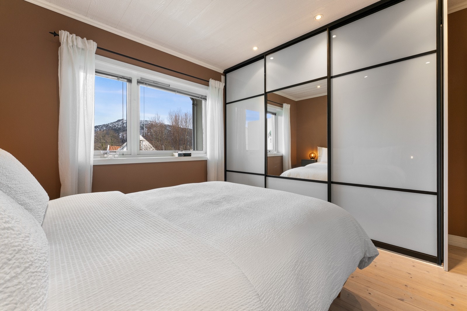 Hovedsoverom er utstyrt med stor garderobeløsning x 2. Galleribilde