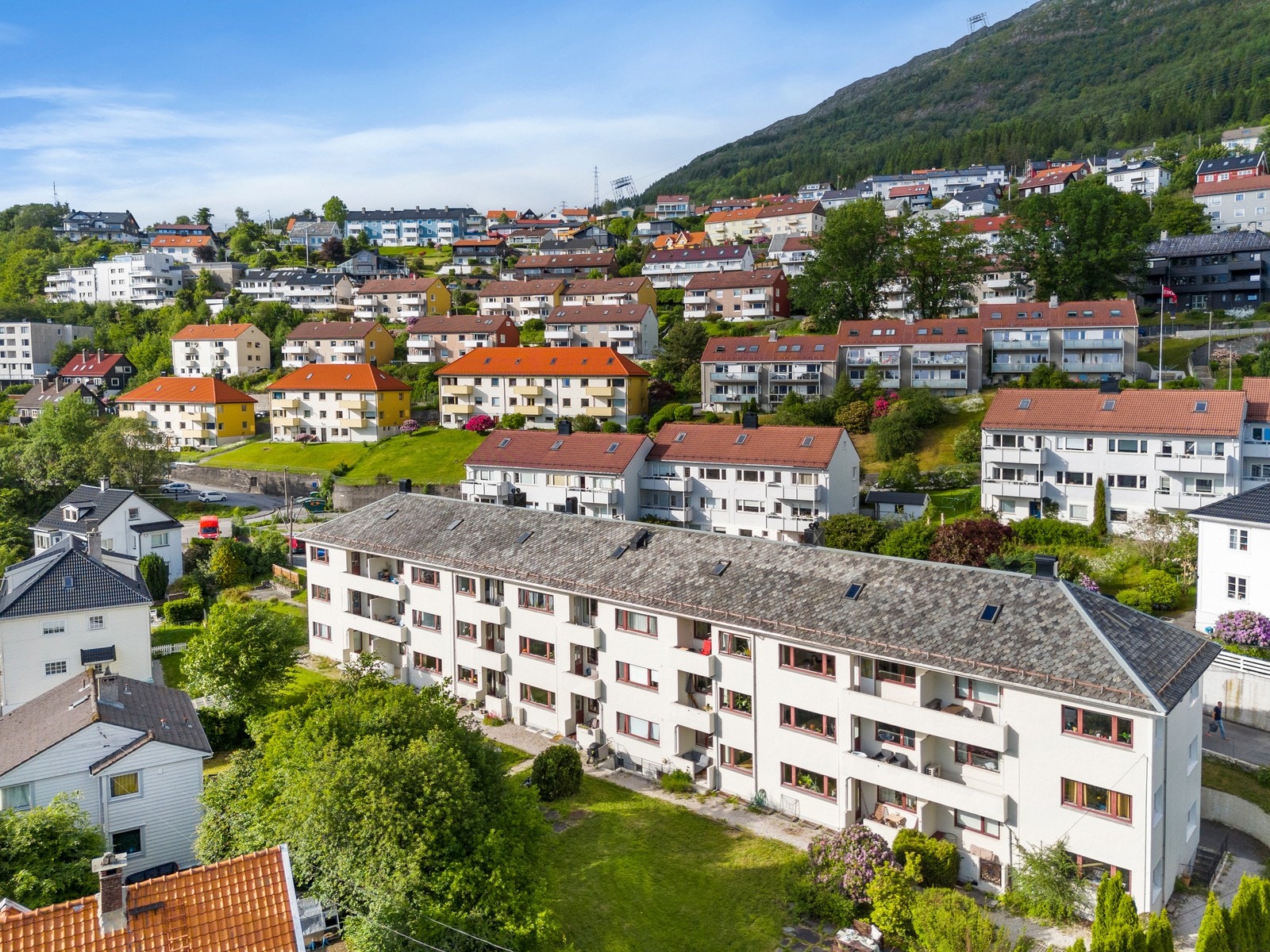 Leiligheten ligger sentralt til på Landås, i et rolig og skjermet område. Galleribilde