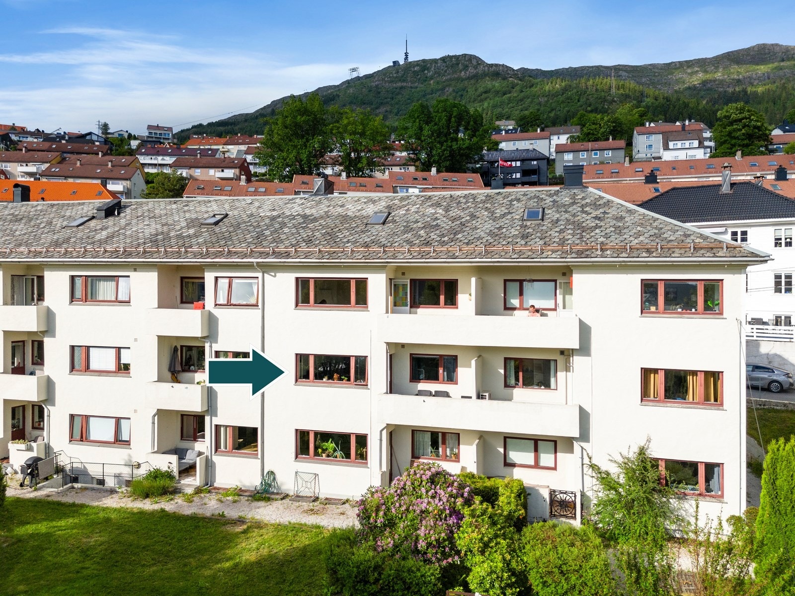 3-roms borettslagsleilighet med solrik balkong i et ettertraktet nabolag. Galleribilde