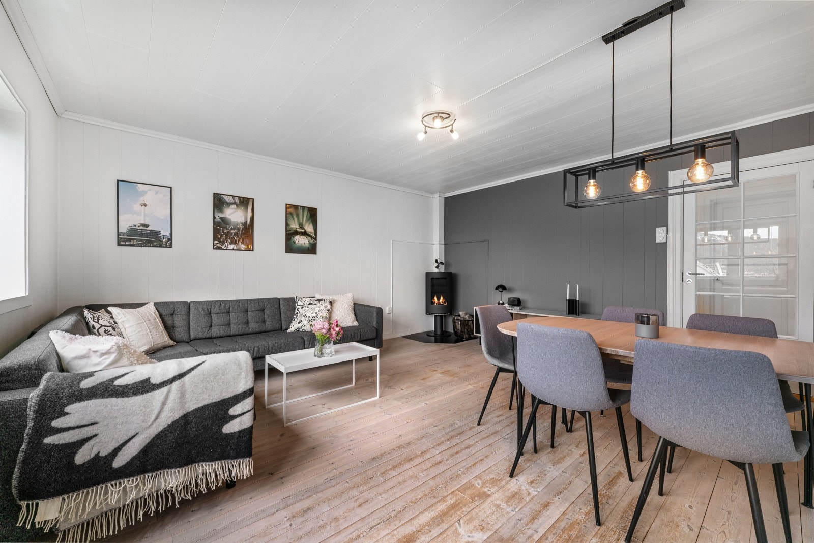 Peisen er perfekt for de kaldere dagene, i tillegg til å være et pent møbel sommerstid. Galleribilde