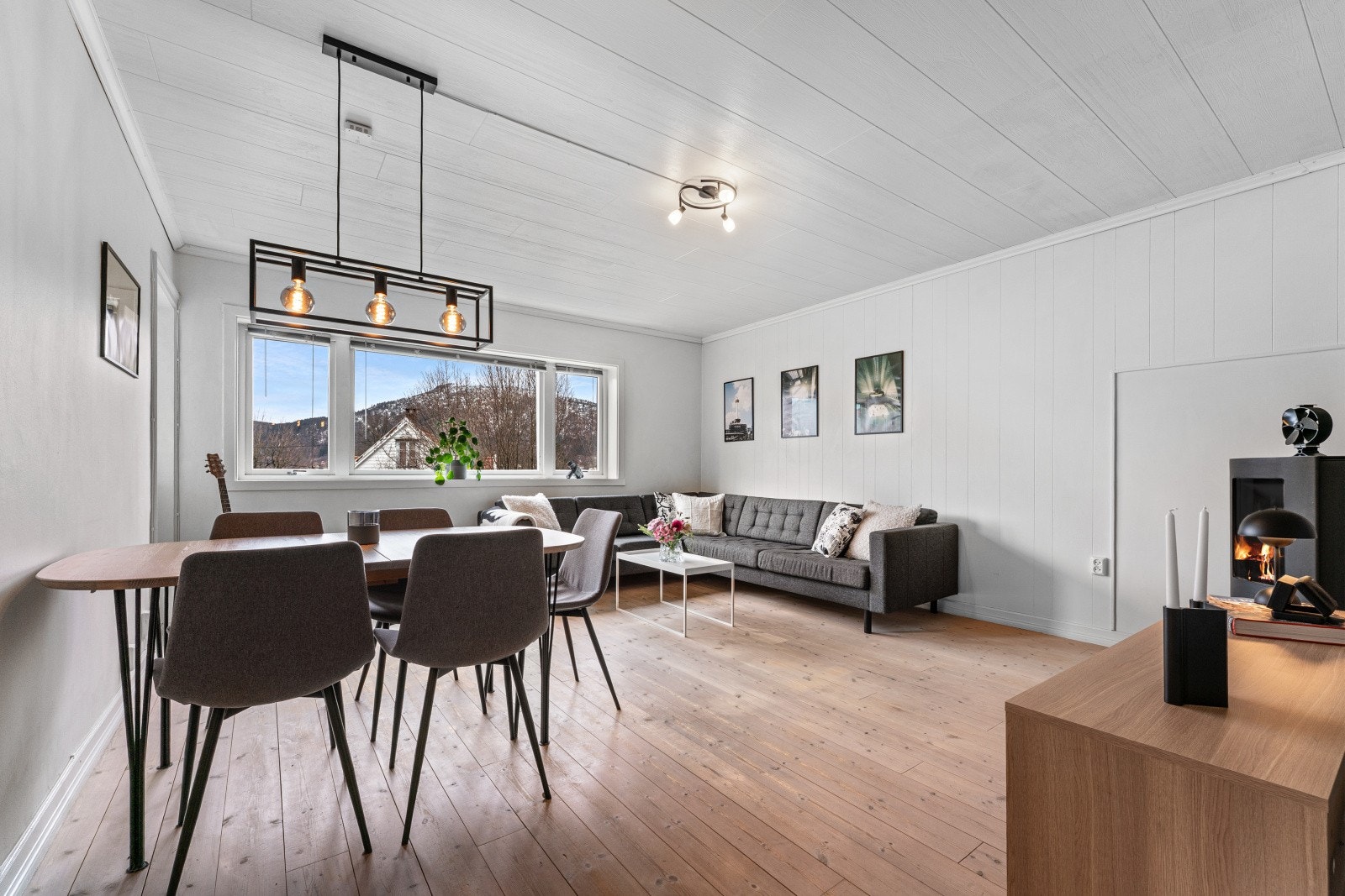 Stuen er målt til 20,8 kvm og har originalt tregulv som gir et pent særpreg, i kombinasjon med god plass til stor spise- og sittegruppe. Galleribilde