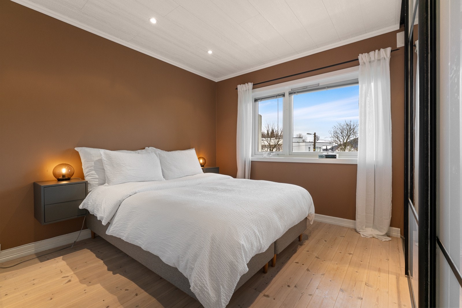 Leiligheten er ellers innredet med to soverom, målt til henholdsvis 10 kvm og 6 kvm. Galleribilde