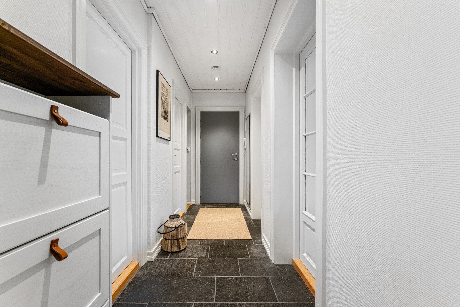 Lys og trivelig entré med flis på gulv, målt til 5,3 kvm. Galleribilde