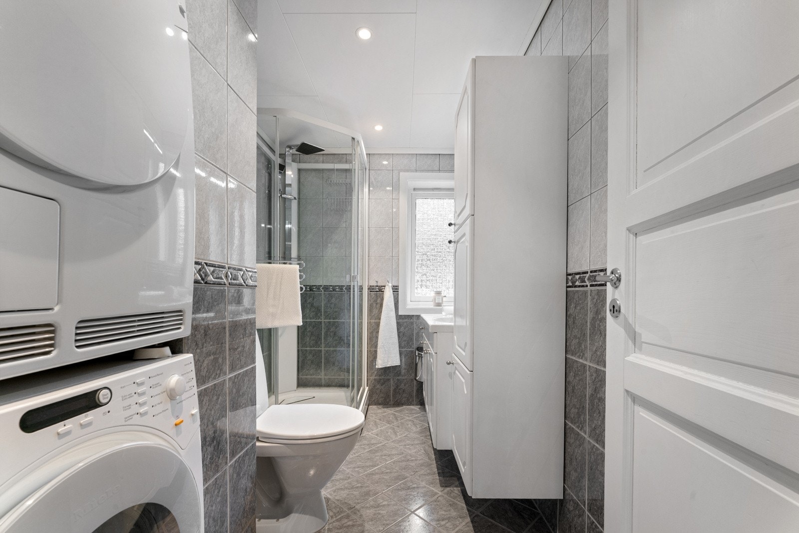 Leilighetens baderom er målt til 4,8 kvm. Galleribilde