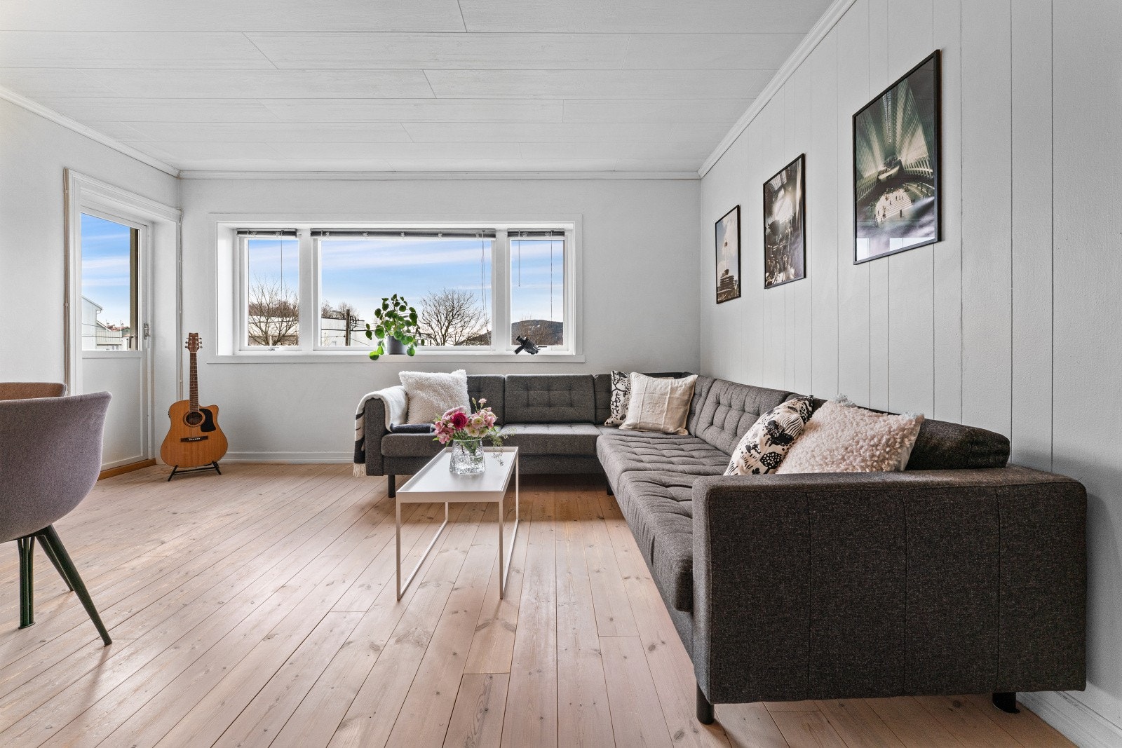 Store vinduer i front gir et deilig lysinnslipp, og begrenset innsyn. Galleribilde