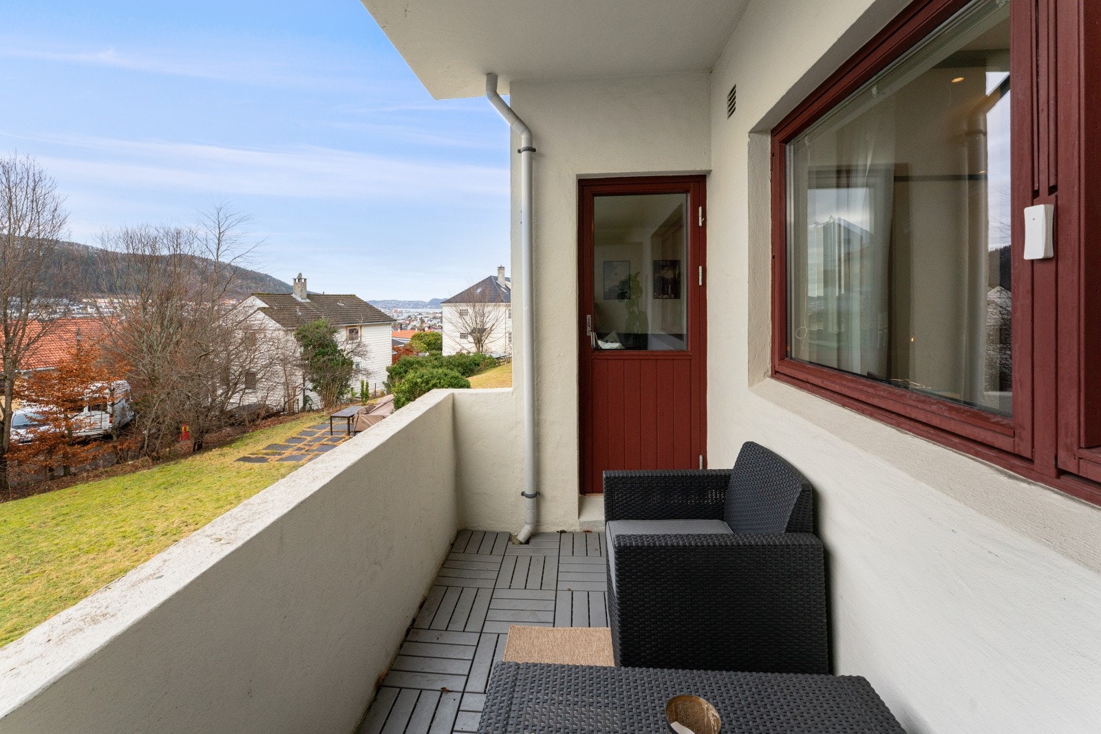 Leilighetens balkong inviterer både til sol og utsikt. Galleribilde