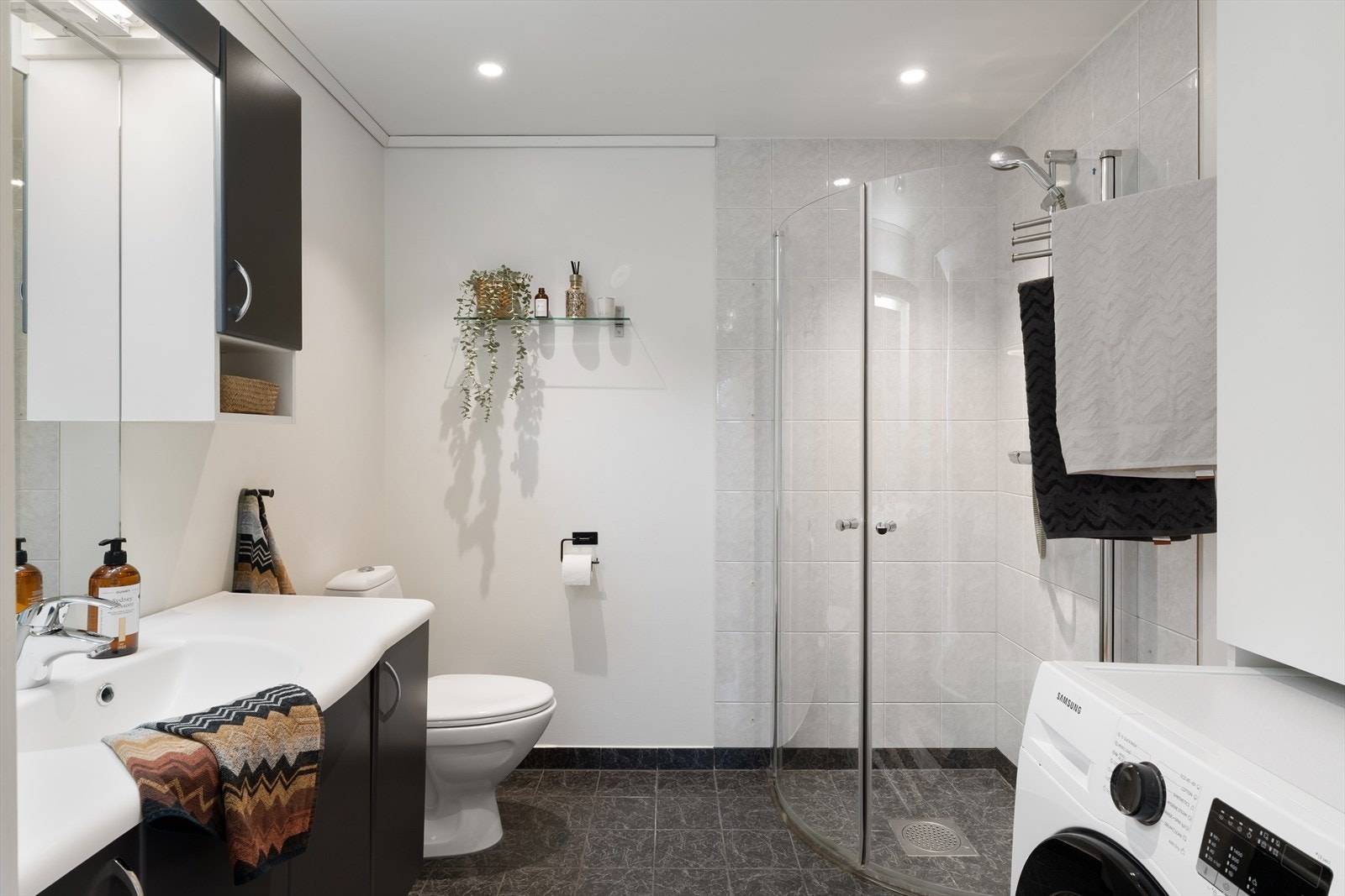 Bad med fliser på gulv. Det er plass til vaskemaskin på badet Galleribilde