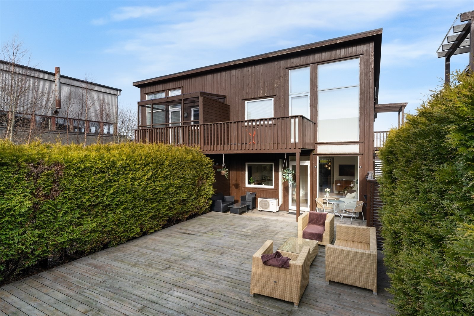 Sørvendt, lun og solrik terrasse. Delvis overbygget Galleribilde