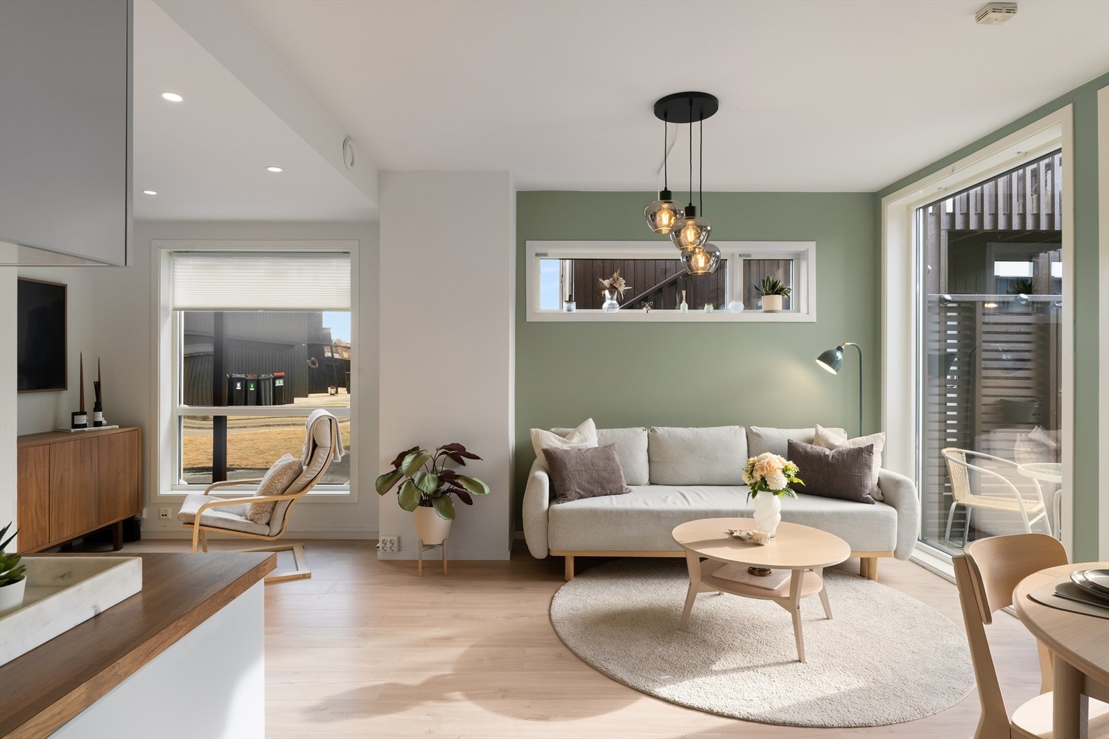 Det er utgang til terrasse fra stuen Galleribilde