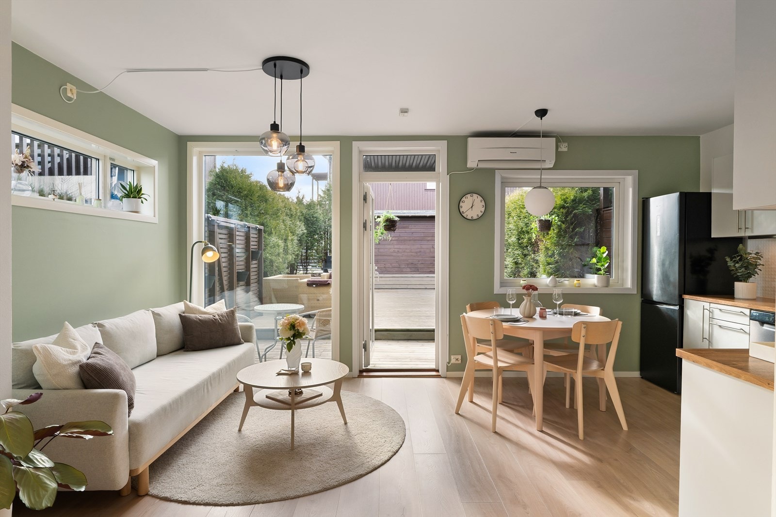 Leiligheten er malt i lyse moderne farger Galleribilde