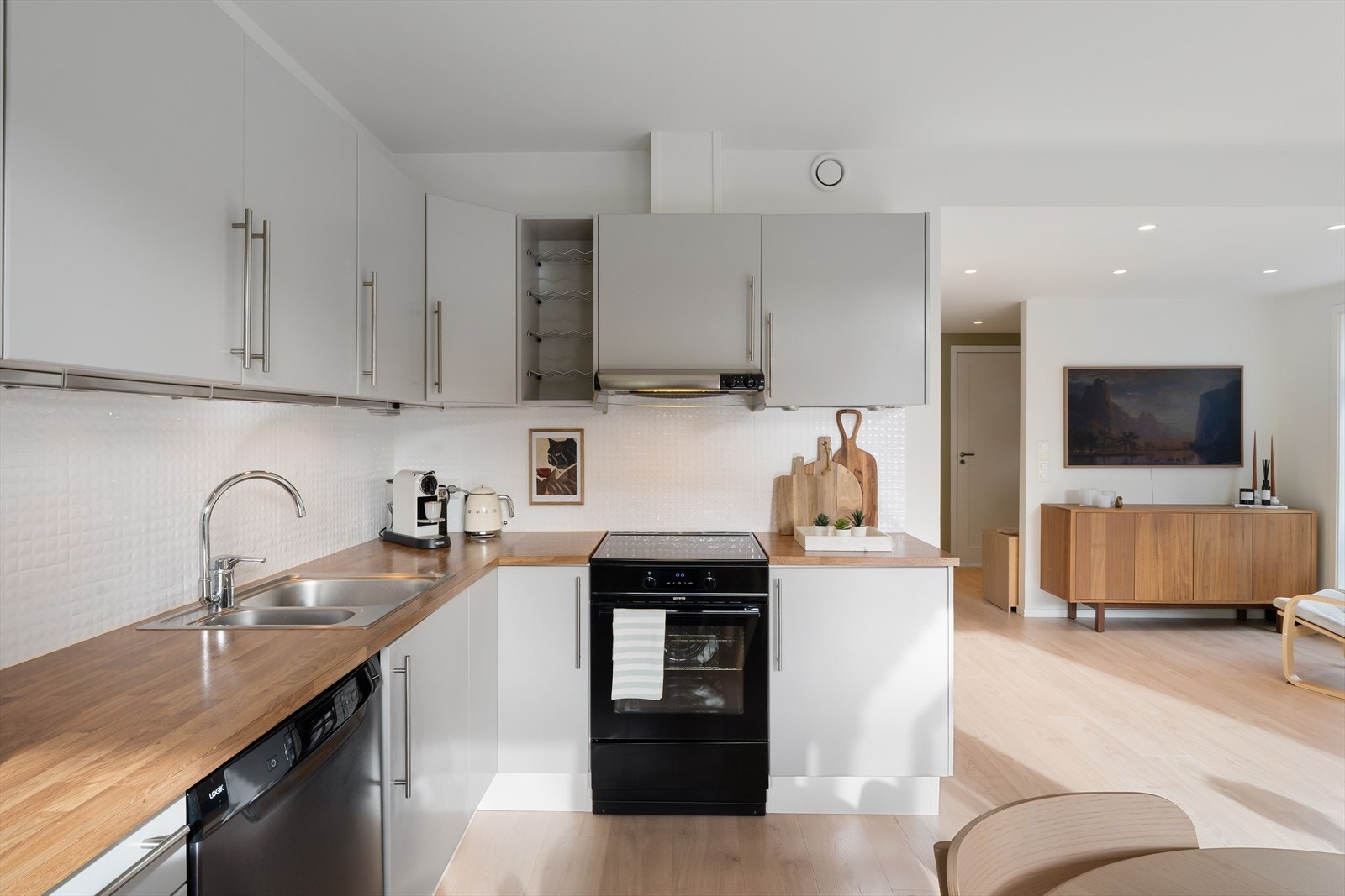 Praktisk kjøkken med god skap- og benkeplass Galleribilde