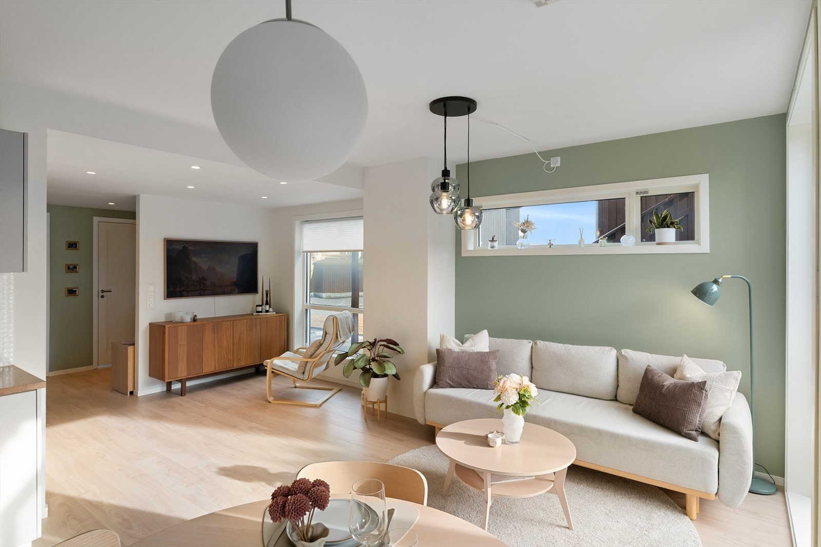 Romslig stue og kjøkken kombinert Galleribilde