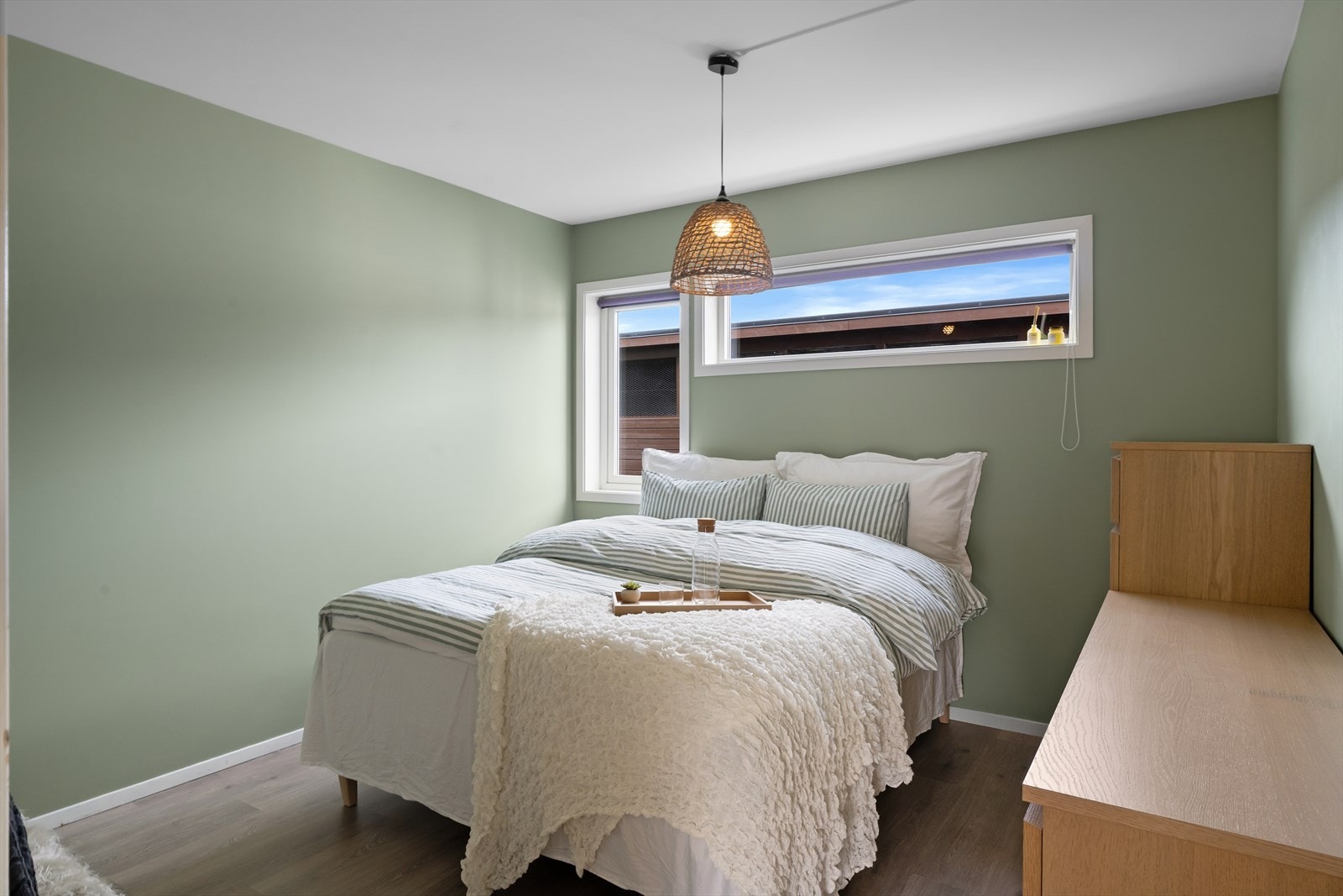 Stort og lyst soverom Galleribilde