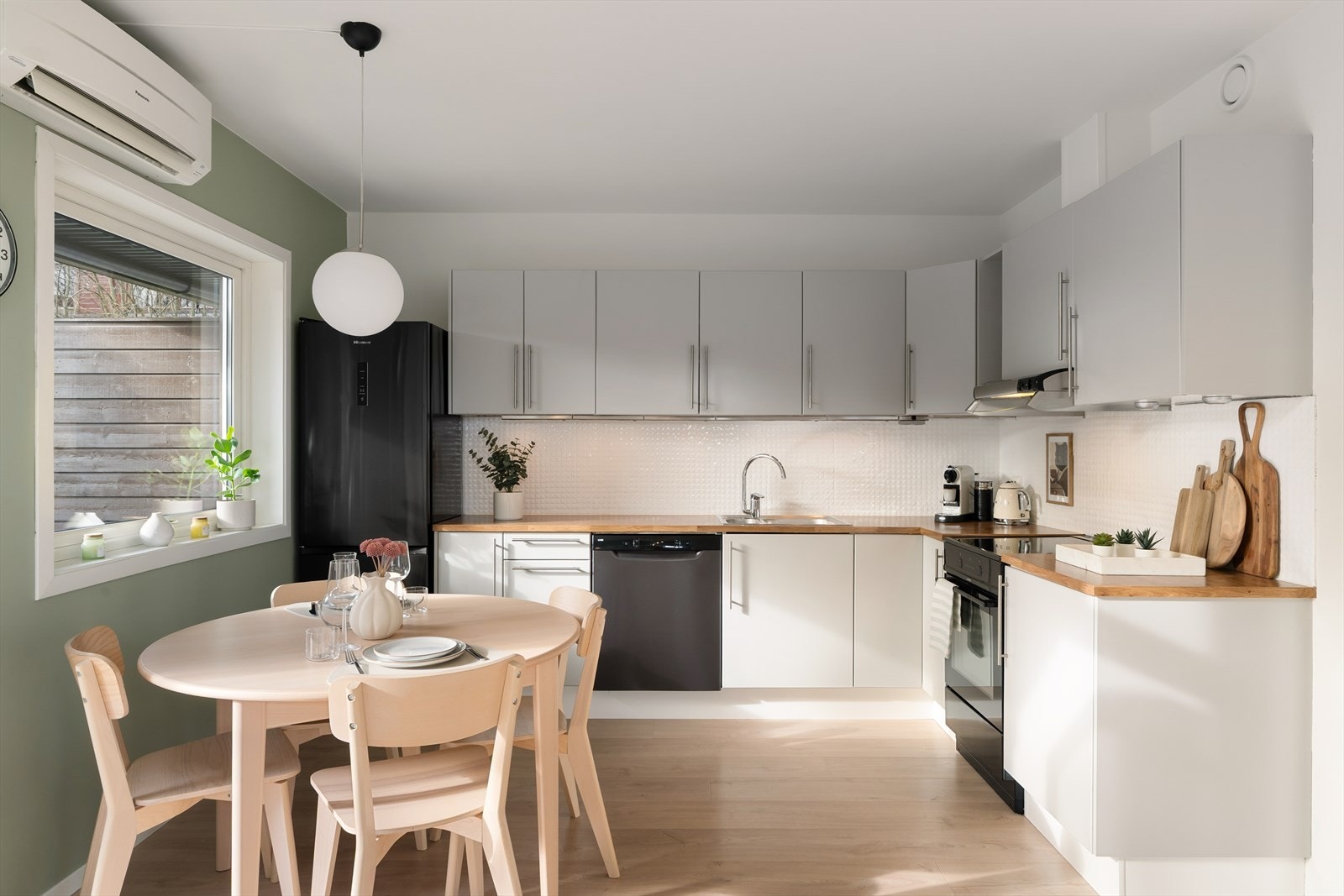 Det er plass til spisebord i forbindelse med kjøkkenet Galleribilde