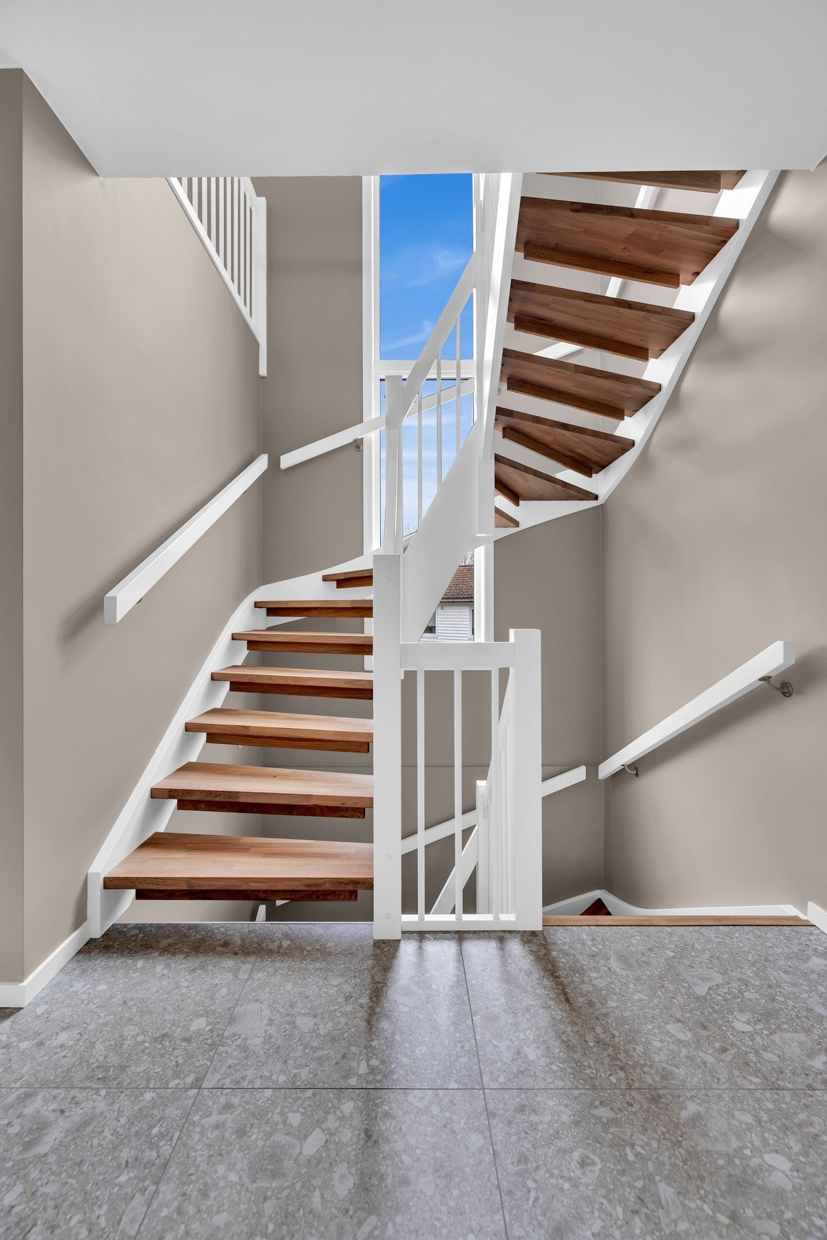 Trapp til 2 og u.etg Galleribilde