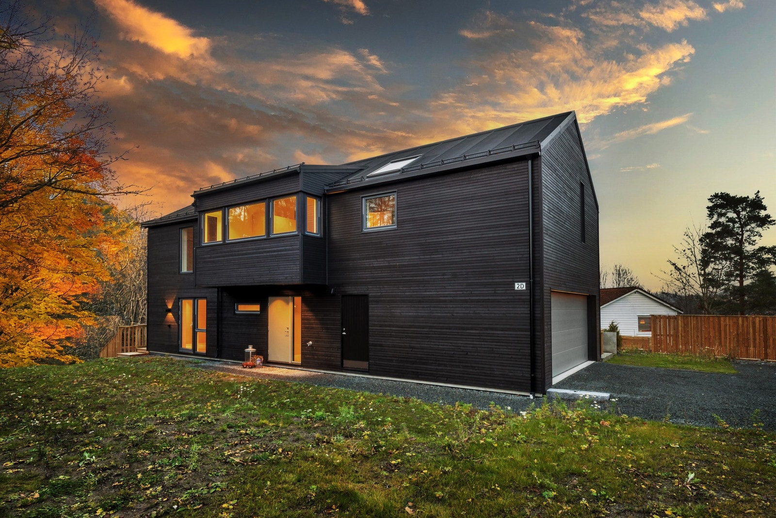 Fasade inngangsparti og garasje. Galleribilde