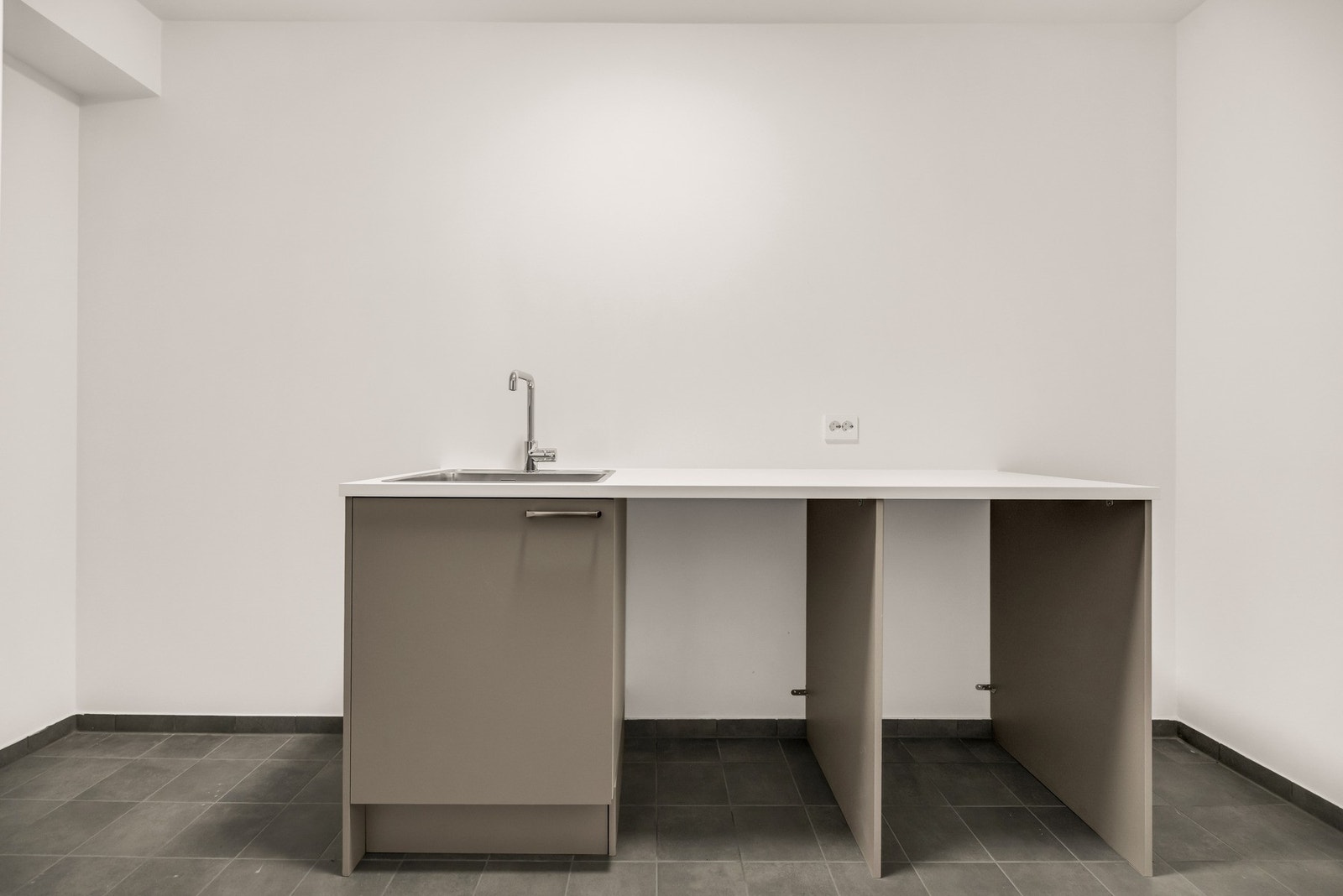 Vaskerom med plass til vaskemaskin og tørktrommel. Galleribilde