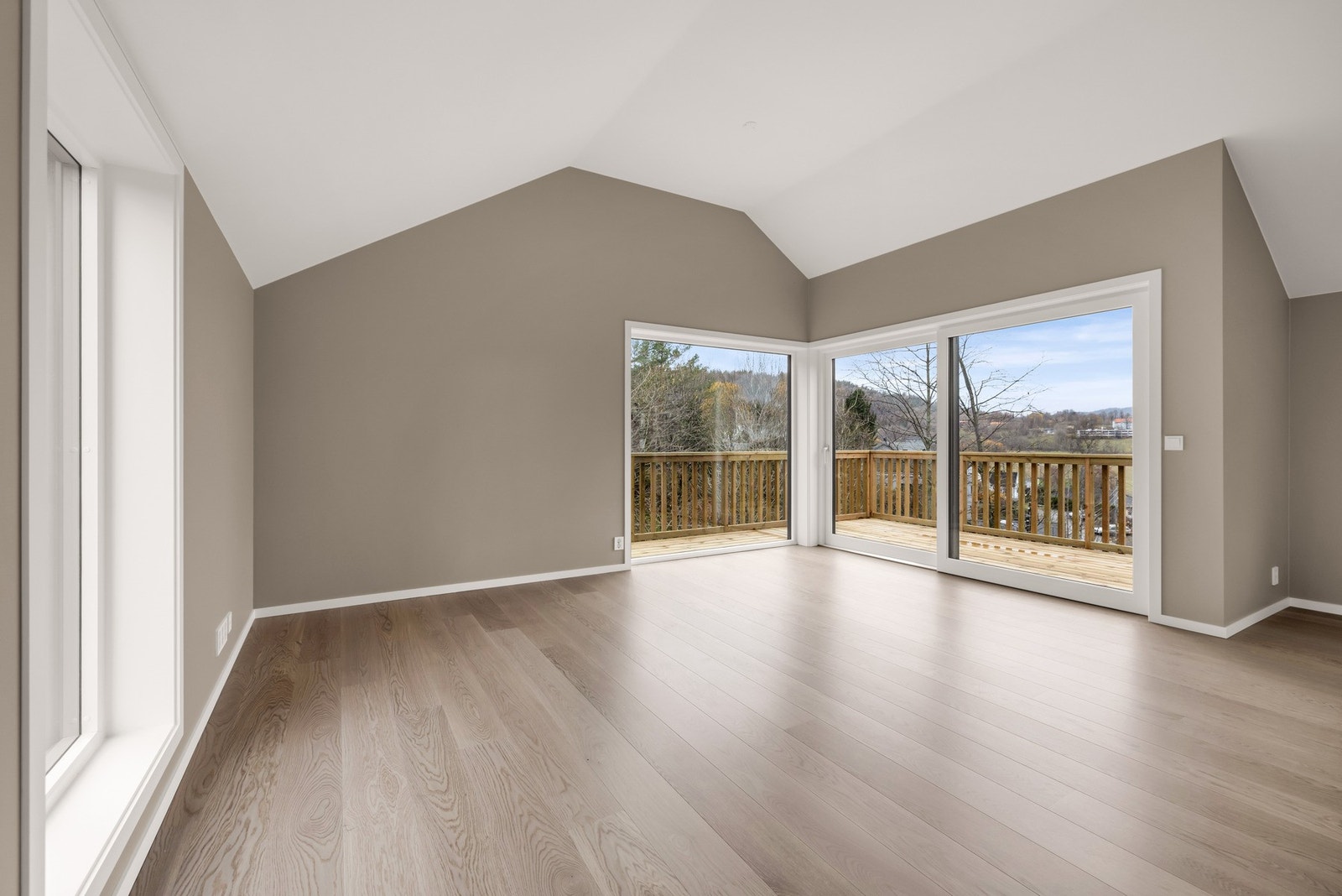 Lagt opp til å sett inn peis med utvendig stål pipe eller gasspeis. Galleribilde