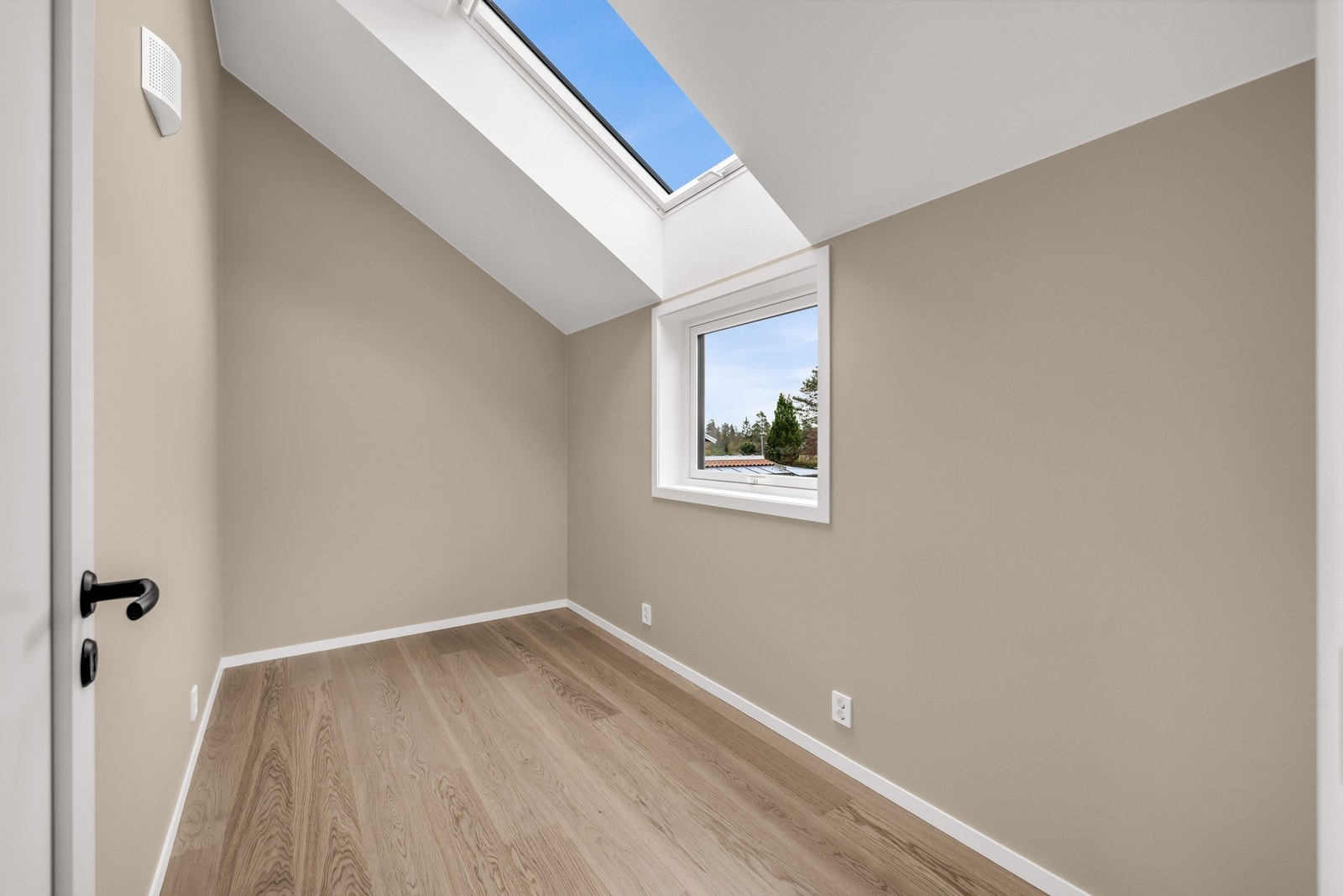 Kontor/soverom 2 i 2 etg med ekstra takvindu som gir mye lys. Galleribilde