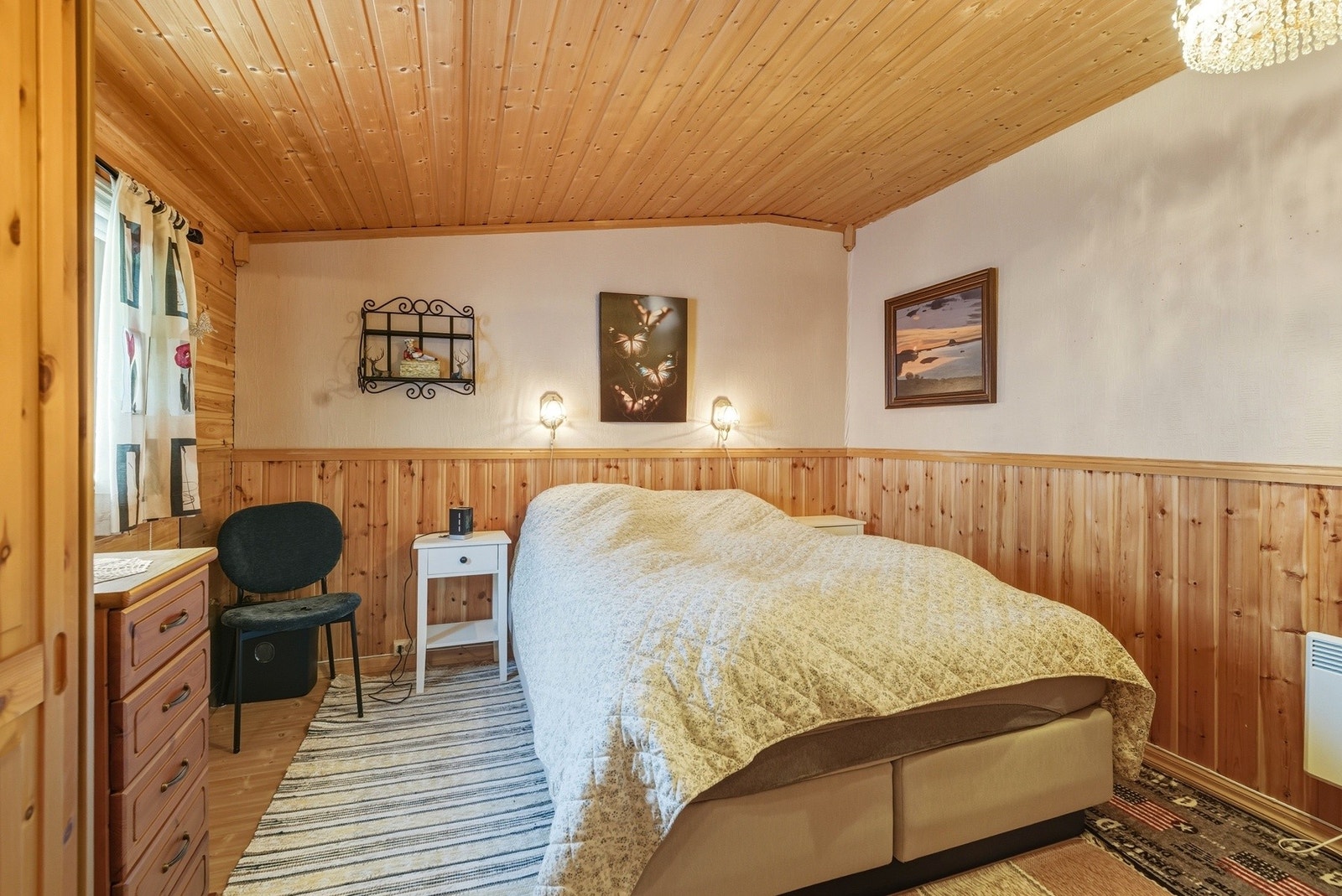 Soverom i 1. etasje med god plass til dobbeltseng og nattbord. Galleribilde