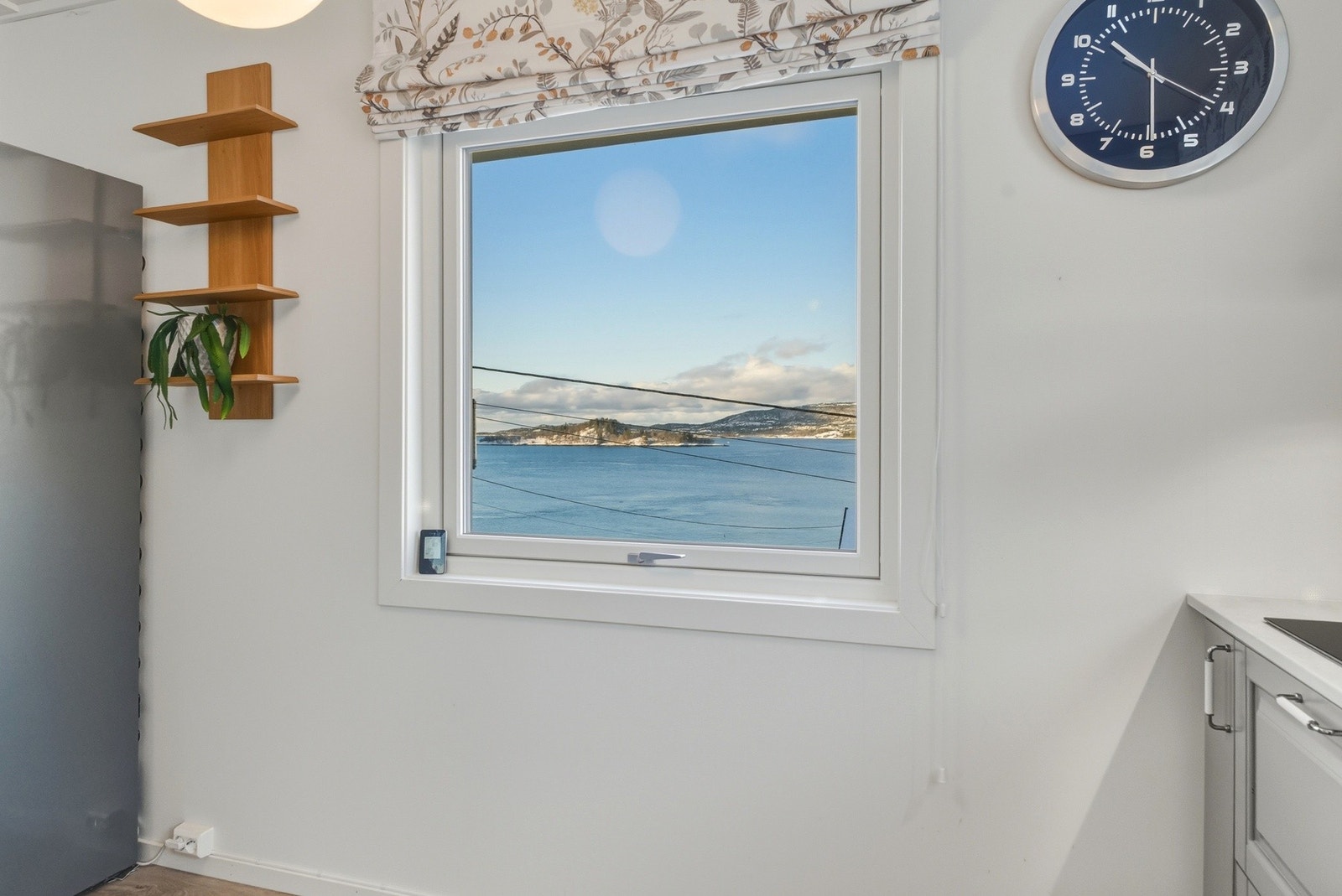 Vakker utsikt også fra kjøkkenvinduet. Nye kjøkkenvinduer 2024. Galleribilde