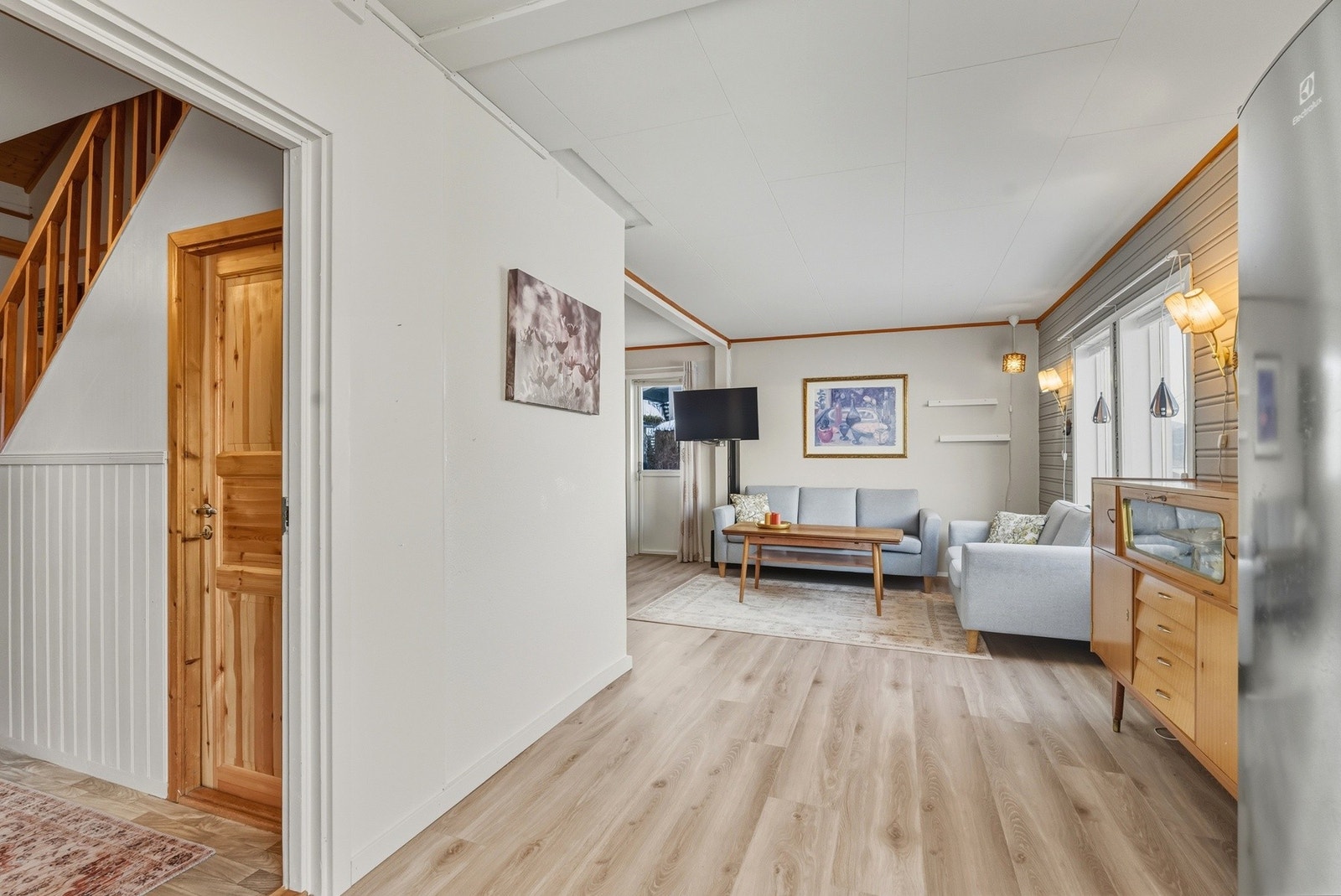 Stue med laminat på gulv og malte vegger. Galleribilde