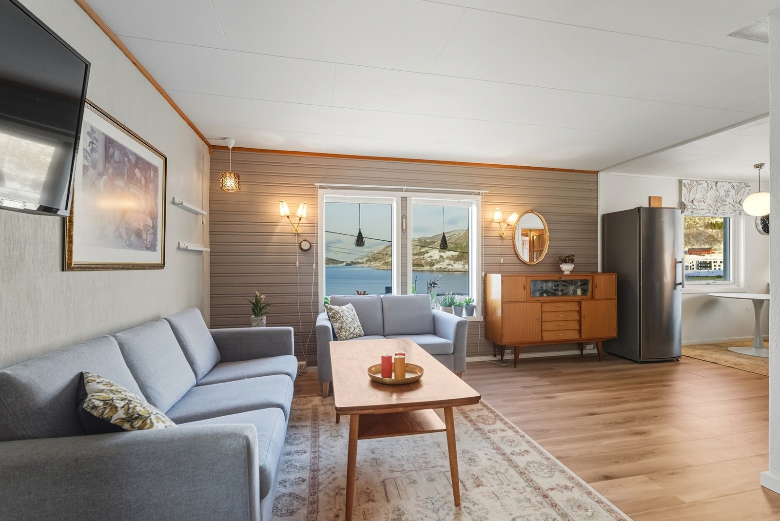 Store vindusflater gir godt med lysinnslipp og flott utsikt. Galleribilde