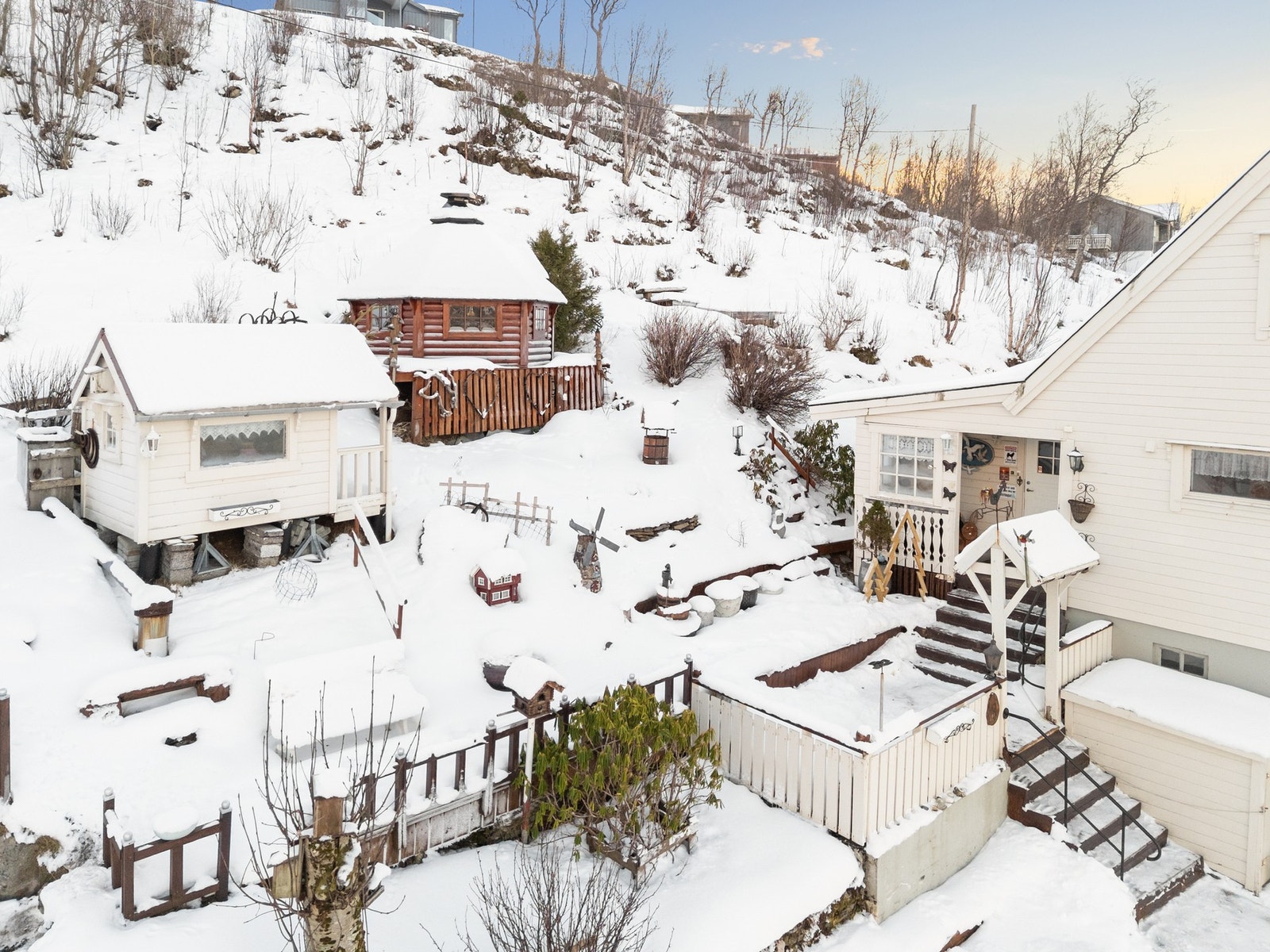 Romslig tomt på ca. 1,7 mål som er pent opparbeidet med bl.a grillhytte, lekehus og diverse beplantning. Galleribilde