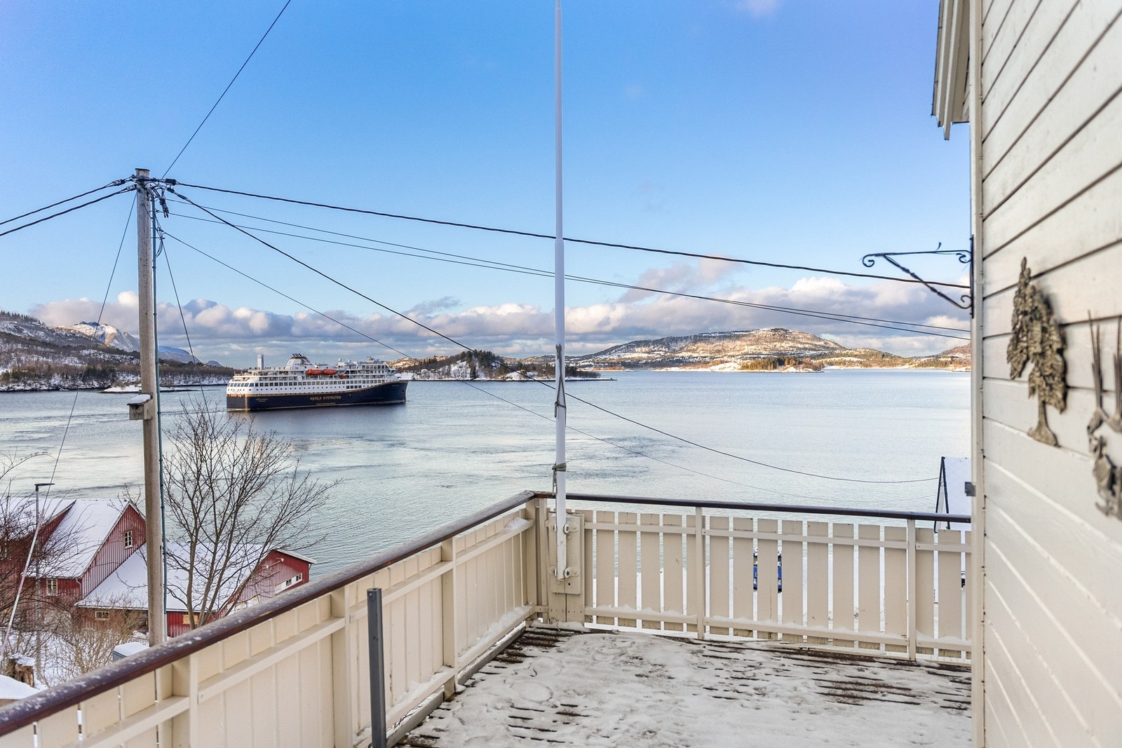 Herlig utsikt mot fjorden og innseilinga. Galleribilde