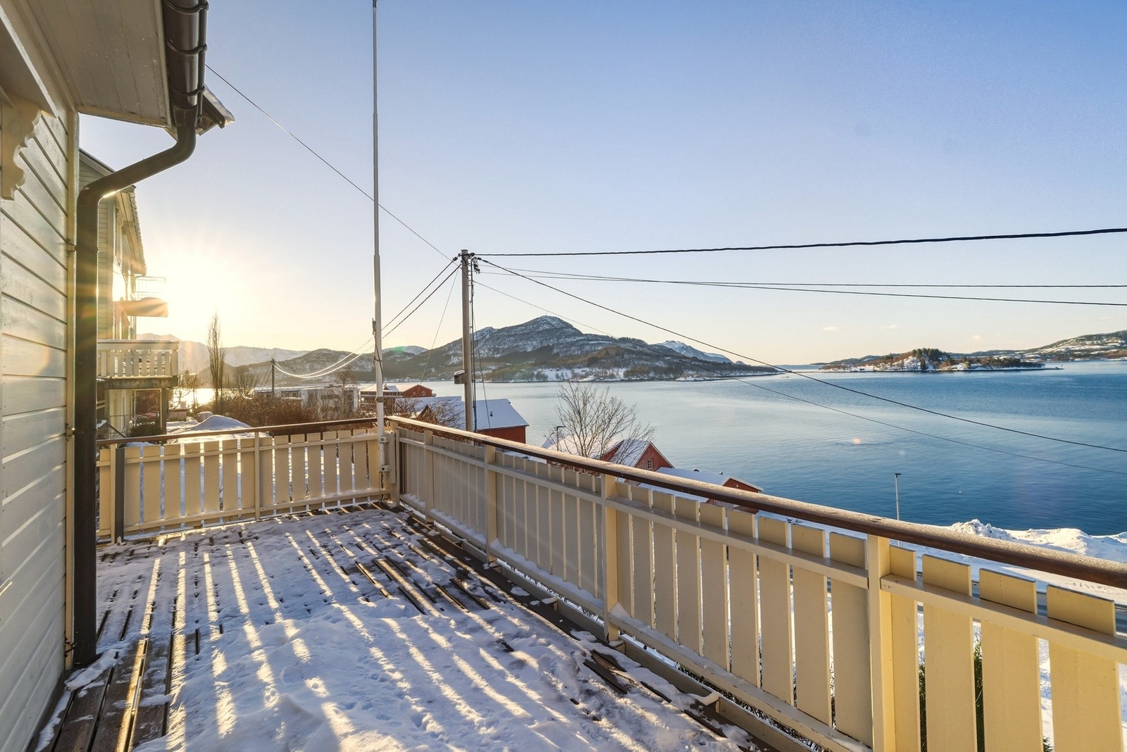 Sørvestvendt balkong på ca. 30 m² med gode solforhold og nydelig utsikt. Galleribilde