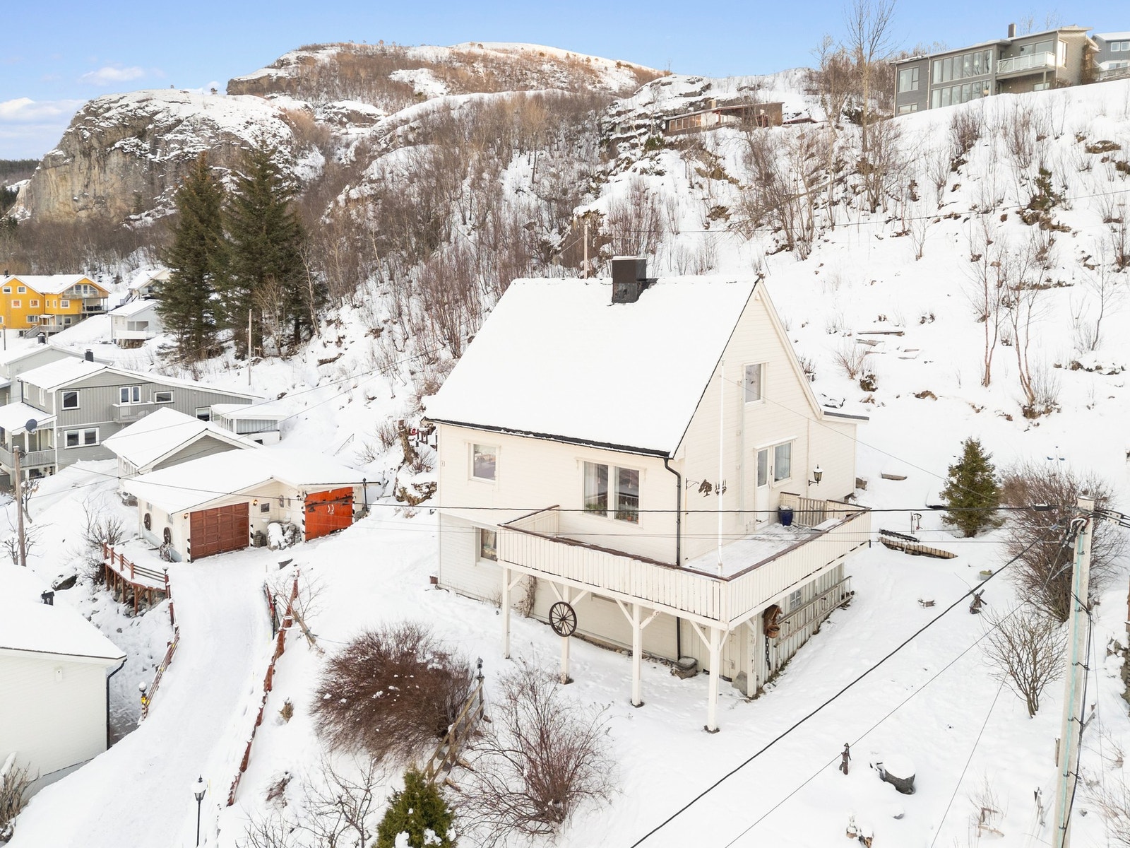 Innholdsrik enebolig over 3 plan som ligger høyt i terrenget. Todelt garasje på 45 m² oppført i 2007 (utbygget 2015). Galleribilde