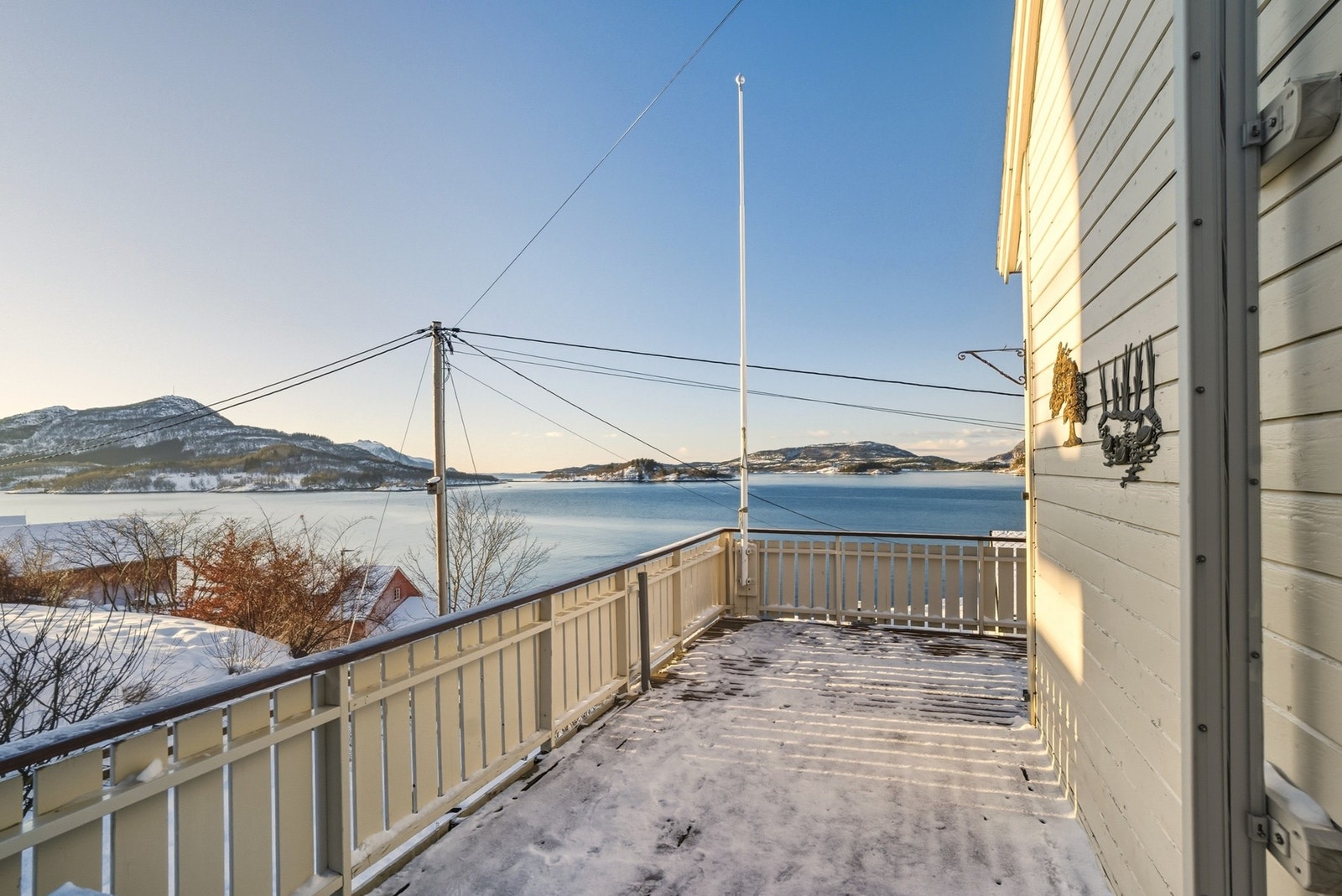 Sørvestvendt balkong på ca. 30 m² med gode solforhold og nydelig utsikt. Galleribilde