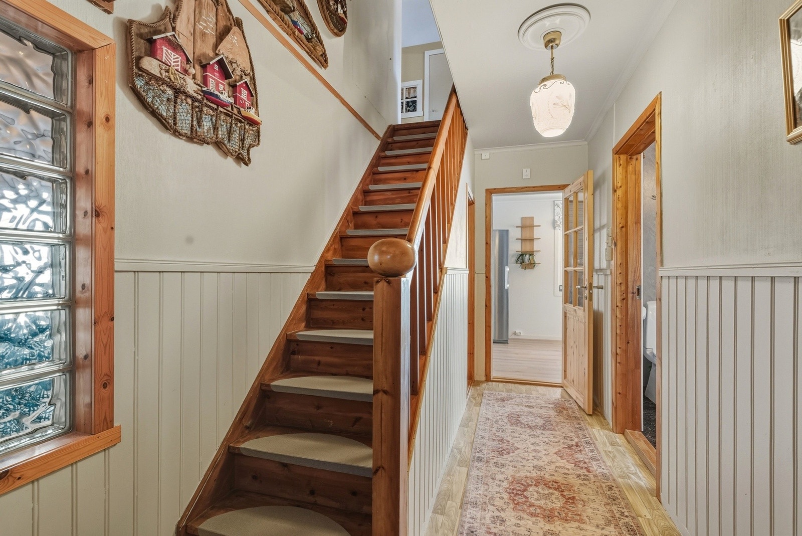 Mellomgang/trapperom som leder videre til bad, stue og kjøkken. Galleribilde