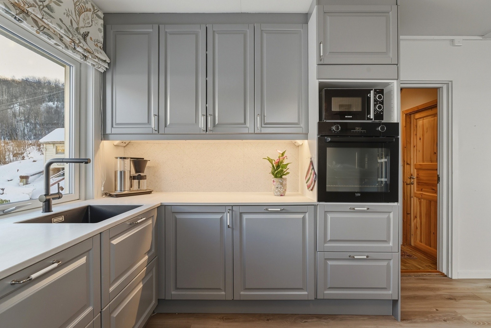 Nytt og pent kjøkken fra Epoq i 2024 med profilerte fronter og takhøy innredning. Underlimt vask. Galleribilde