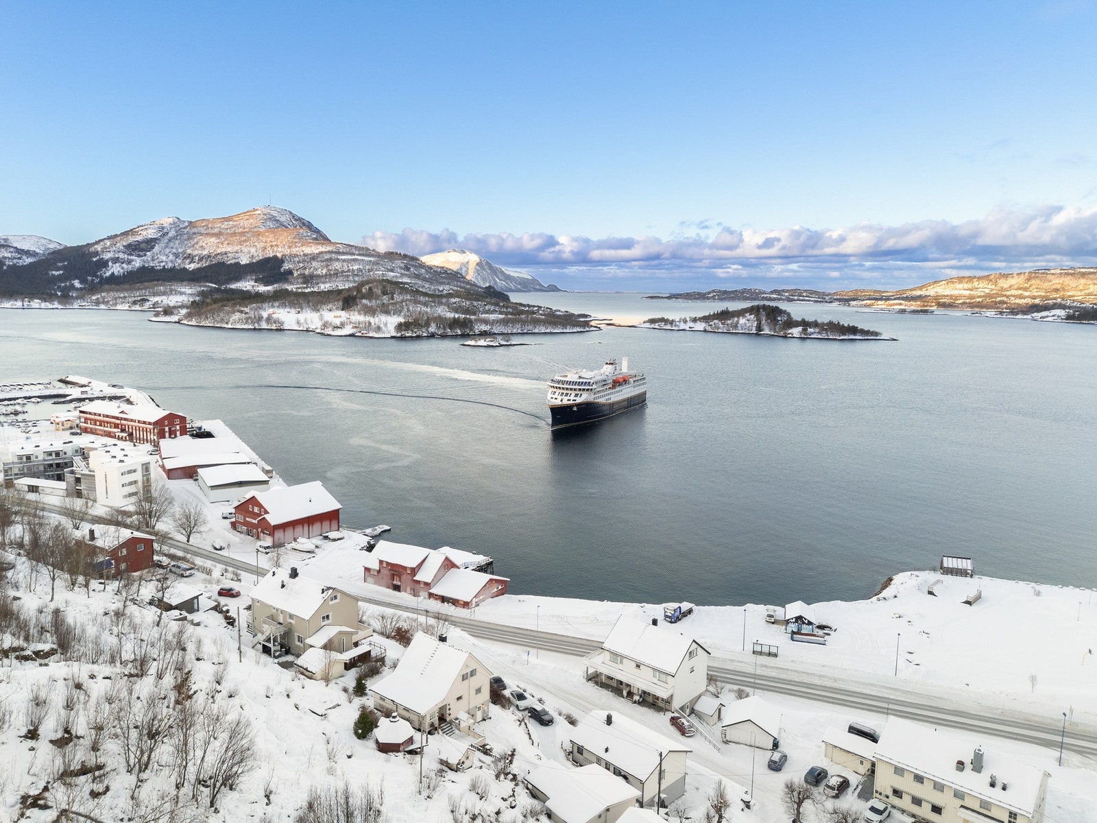 Nærhet til ferjekai, barne- og ungdomsskole, videregående skole samt barnehage, akebakke, lekeplass og idrettspark. Galleribilde