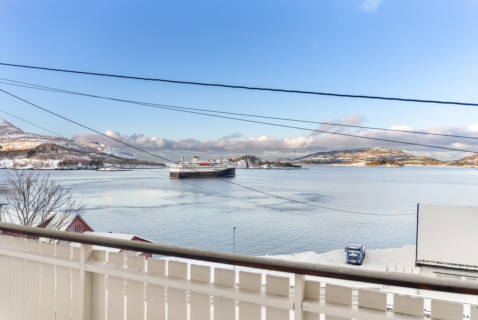 Nydelig utsikt mot fjorden og innseilinga. Galleribilde