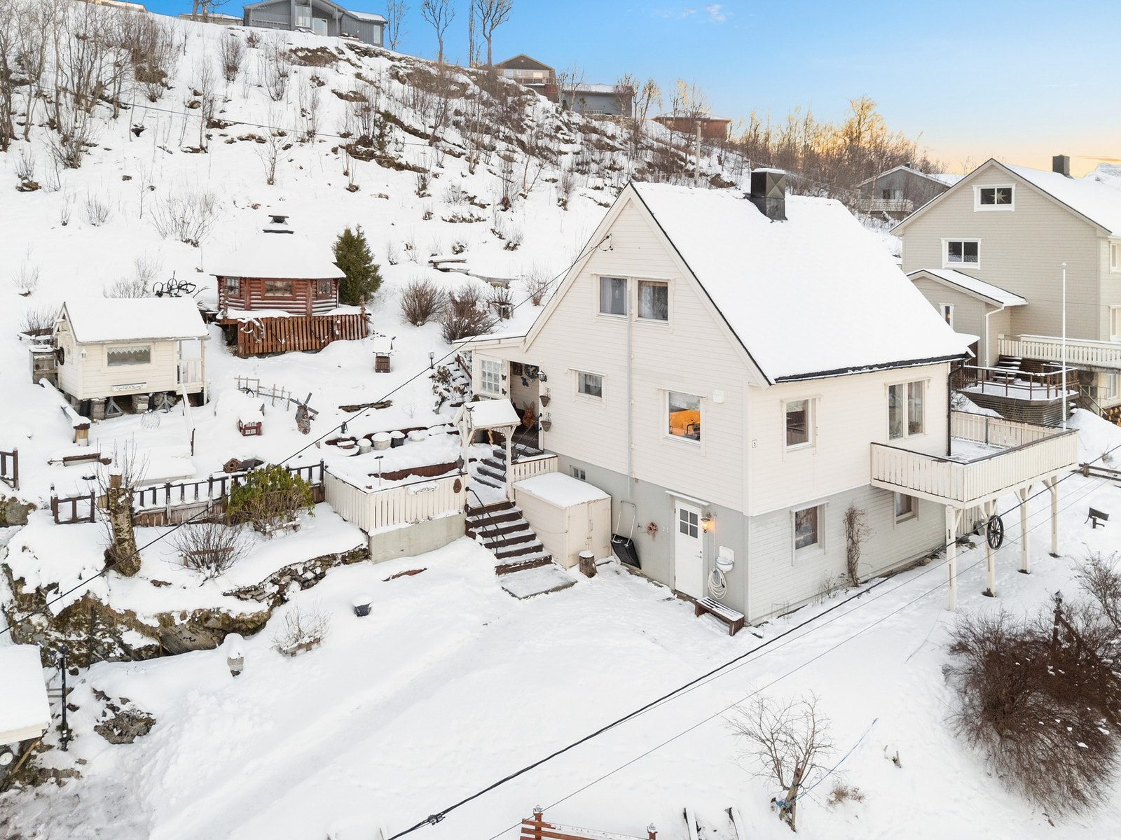 Romslig tomt på ca. 1,7 mål som er pent opparbeidet med bl.a grillhytte, lekehus og diverse beplantning. Galleribilde