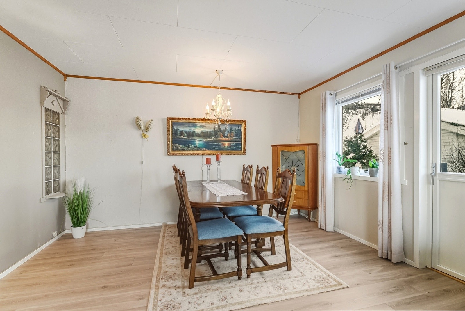 God plass til stor spisegruppe. Utgang til sørvestvendt balkong. Galleribilde