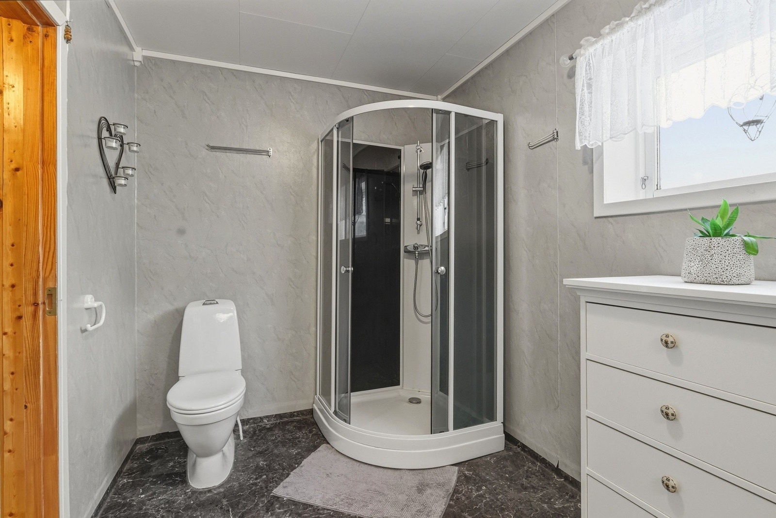 Dusjkabinett og gulvstående toalett. Galleribilde