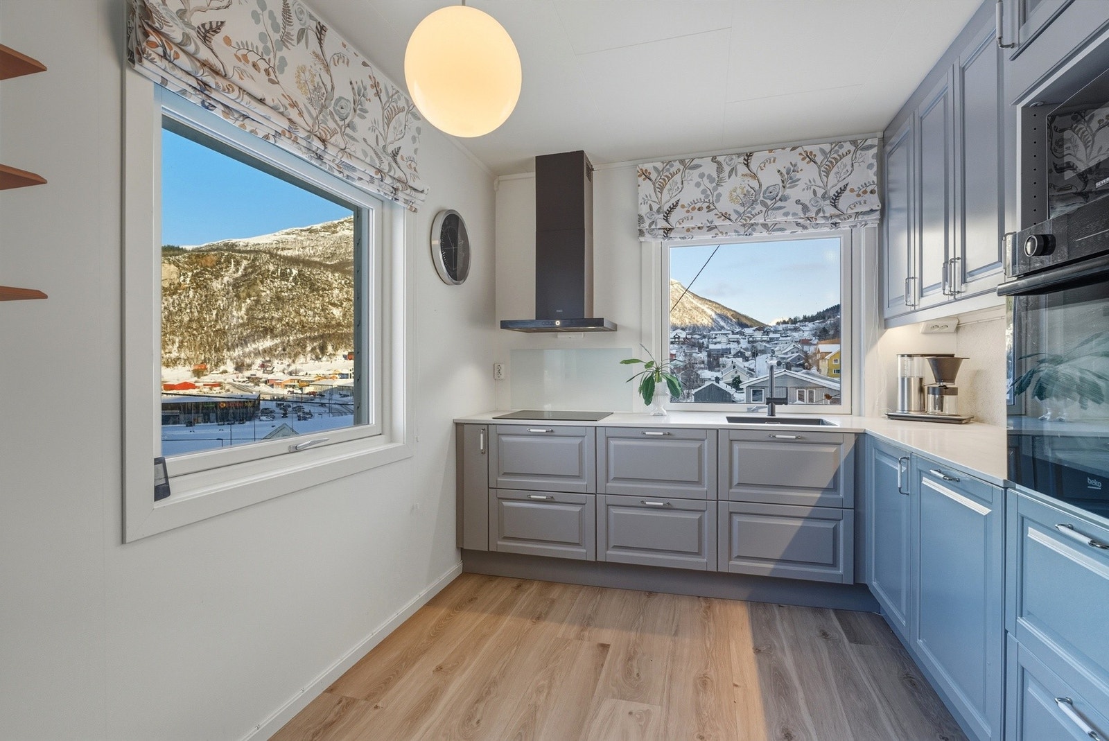 Nytt og pent kjøkken fra Epoq i 2024 med profilerte fronter og takhøy innredning. Galleribilde