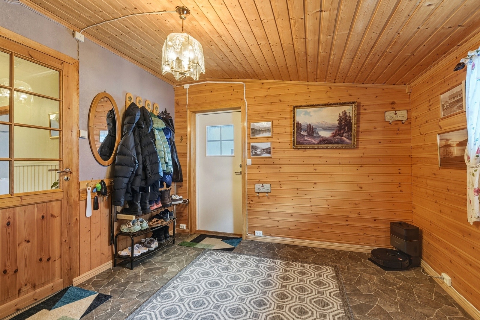 Romslig entré med plass til garderobeløsning og oppheng av yttertøy. Galleribilde