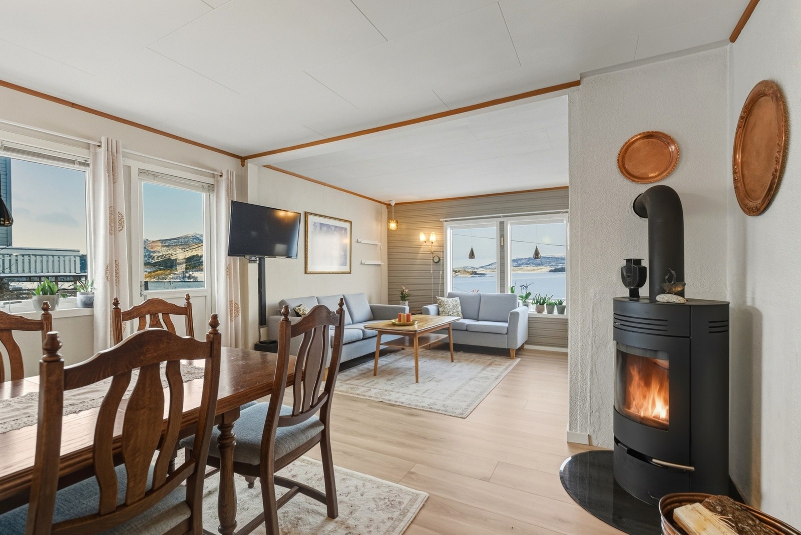 Vedovn montert i 2015 som sørger for effektiv oppvarming av rommet. Galleribilde