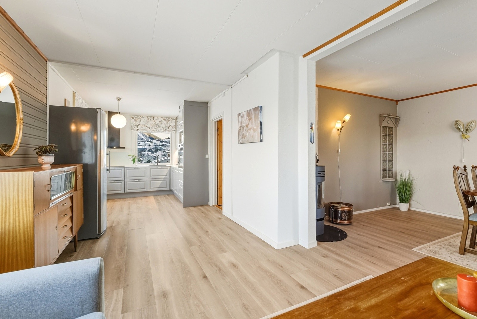 Flott L-formet stue med åpen løsning mot kjøkkenet. Galleribilde