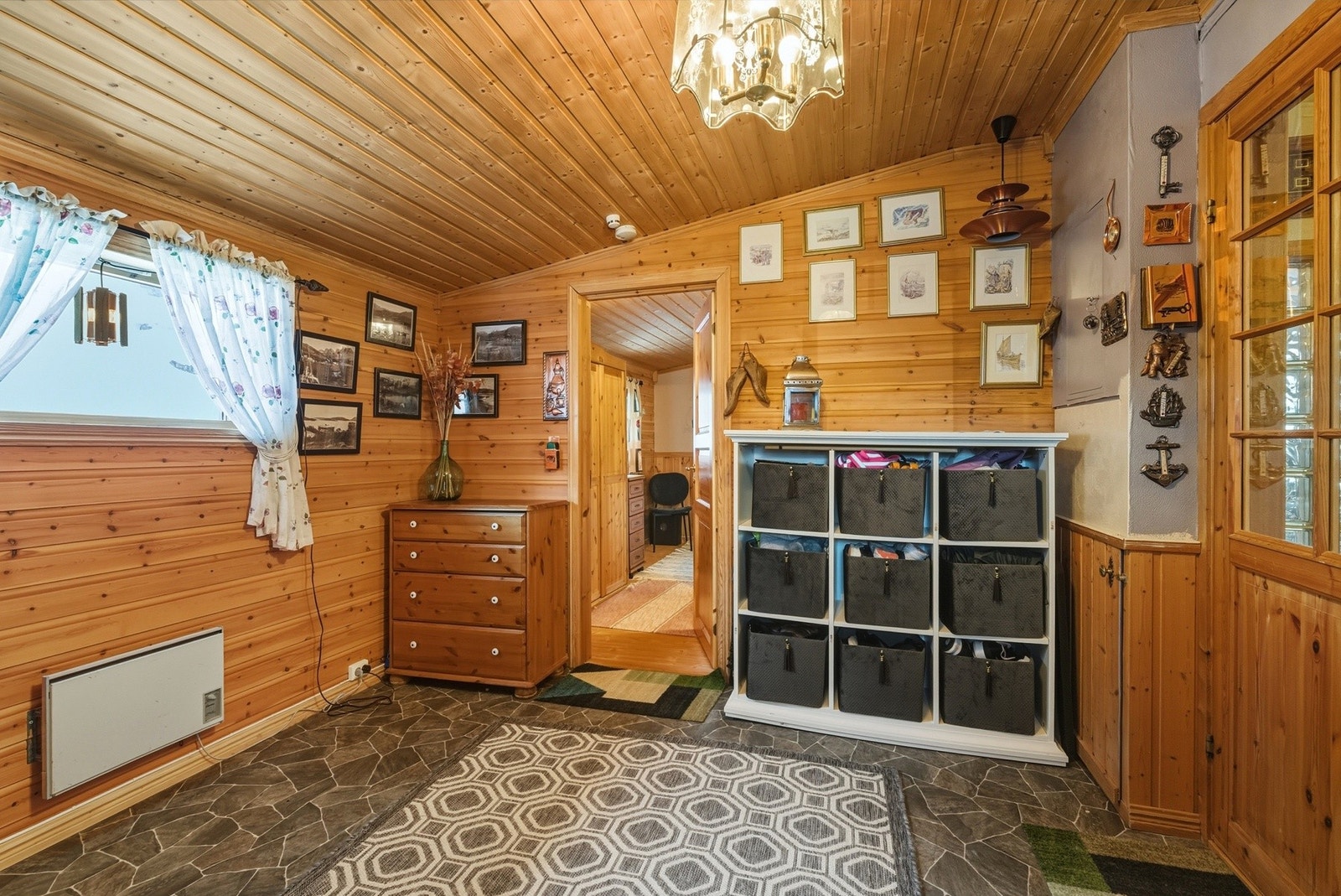 Adkomst fra entré til ett av boligens 4 soverom og videre inn i mellomgang. Galleribilde